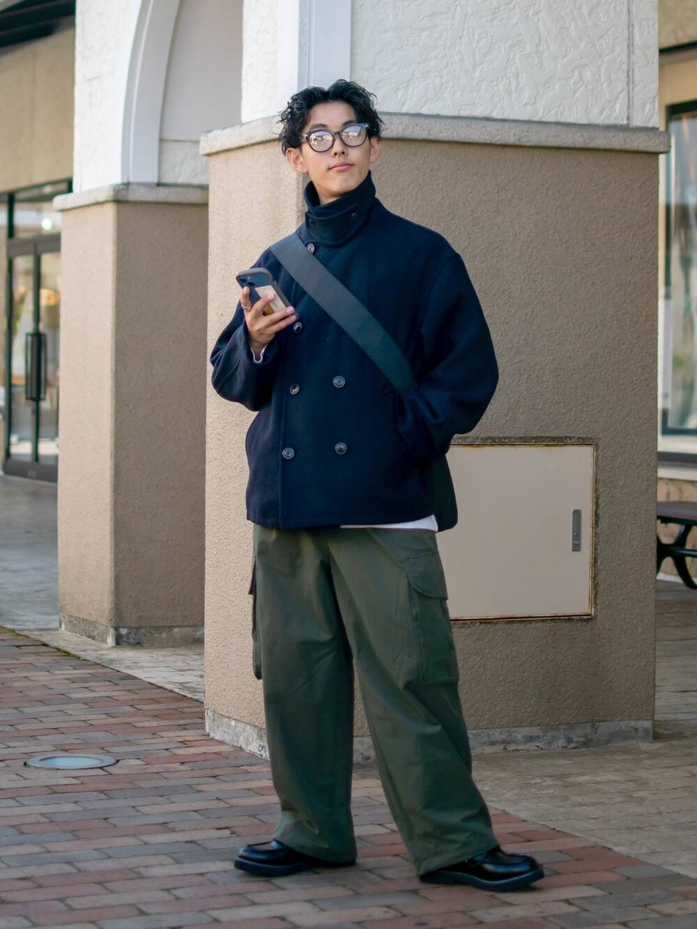 「低身長、低身長コーデ、ニコアンド、niko and...、コート、Pコート、ハーフコート、ワイドパンツ、カーゴパンツ、カーキパンツ、ショルダーバッグ、きれいめカジュアル、デッキシューズ、革靴、秋冬コーデ」|「niko and...のワイドショートPコート(ピーコート、ブルー系)」を使った、ぜっきーさん(メンズ・165cm)の秋コーディネートの2枚目の写真