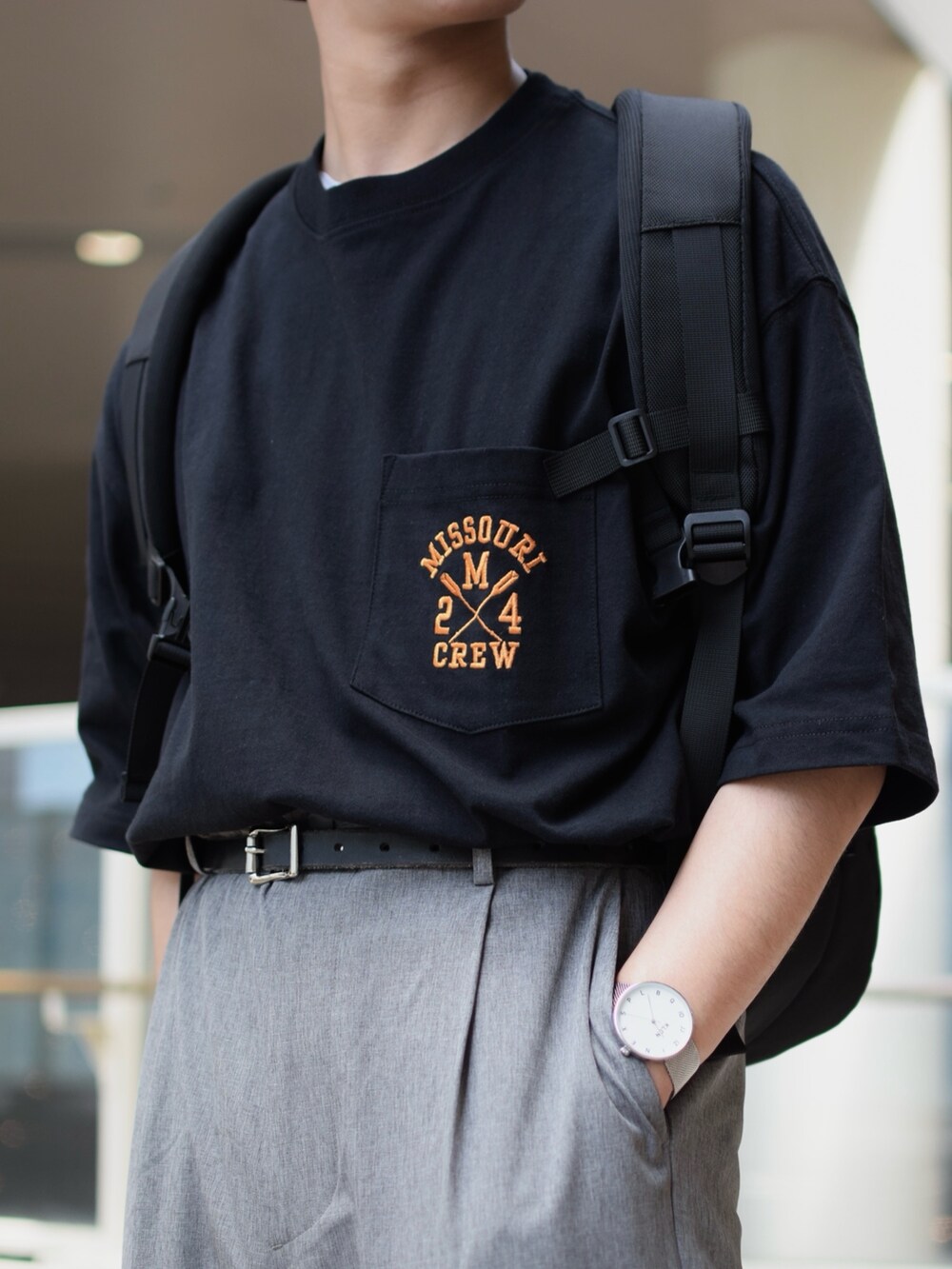 「FUDGEBOYのトラッドスタイル、ロゴT、ビッグT、黒Tシャツ、スラックス、テーパードパンツ、タックイン、革靴、グルカサンダル、カラーソックス、きれいめカジュアル、バックパック、リュック、ベレー帽、低身長コーデ」|「KANGOLの【KANGOL】Tropic 504 Ventair/【カンゴール】トロピック 504 ベントエアー(ハンチング/ベレー帽、ブラック系)」を使った、ぜっきーさん(メンズ・165cm)の春コーディネートの5枚目の写真