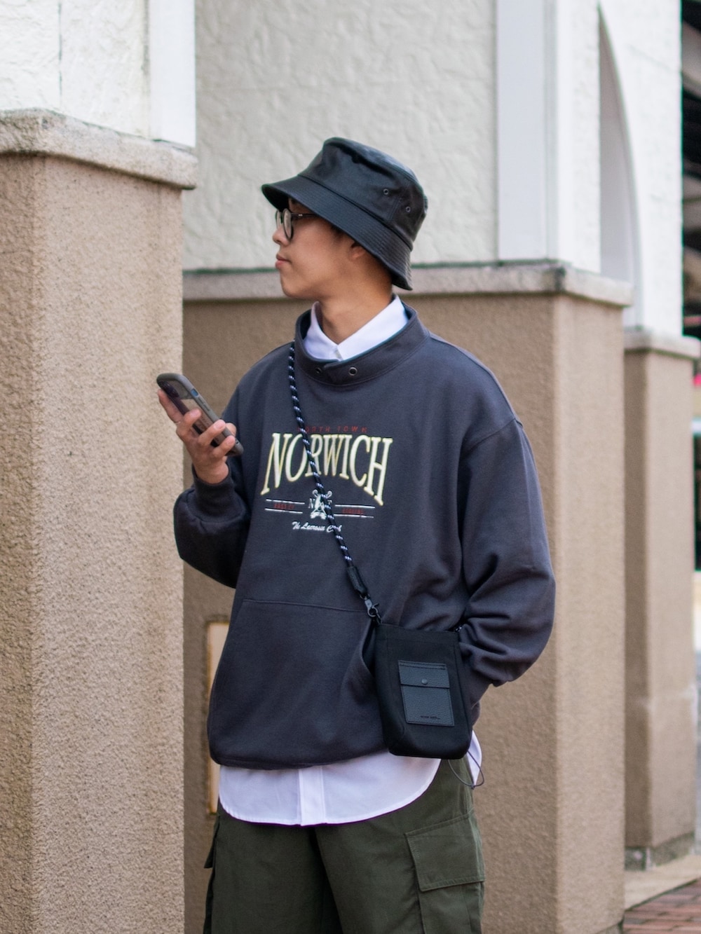 「秋服まるっと大公開、バケットハット、スウェット、ロゴスウェット、ワイドパンツ、カーゴパンツ、白シャツ、重ね着、重ね着ベストシーズン、ショルダーバッグ、スニーカー、niko and ...、ニコアンド、低身長、低身長コーデ」|「niko and...のビンテージ風ロゴドロストプルオーバー(スウェット、グレー系)」を使った、ぜっきーさん(メンズ・165cm)の秋コーディネートの5枚目の写真