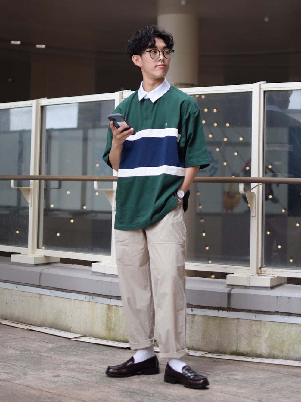 「niko and ...、ニコアンド、ラガーシャツ、ロゴT、ビッグT、切り替え、ワイドパンツ、ワークパンツ、ロールアップ、革靴、ローファー、きれいめカジュアル、アメカジ、低身長コーデ、FUDGEBOYのトラッドスタイル」｜「niko and...の切り替えラガーTシャツ（Tシャツ/カットソー、グリーン系）」を使った、ぜっきーさん（メンズ・165cm）の春コーディネートの2枚目の写真