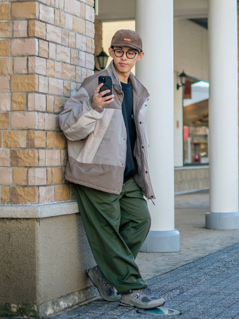 「低身長、低身長コーデ、niko and ...、ニコアンド、新星WEARISTAにエントリー、WEARyouthコーデ、キャップ、お出かけコーデ、冬アウター、アウター、ブルゾン、スウェット、ワイドパンツ、カーキパンツ、カジュアルコーデ」｜「UNIVERSAL OVERALLの【UNIVERSAL OVERALL】別注コーデュロイショートスリーブブリムキャップ（キャップ、ブラウン系）」を使った、ぜっきーさん（メンズ・165cm）の冬コーディネートの2枚目の写真
