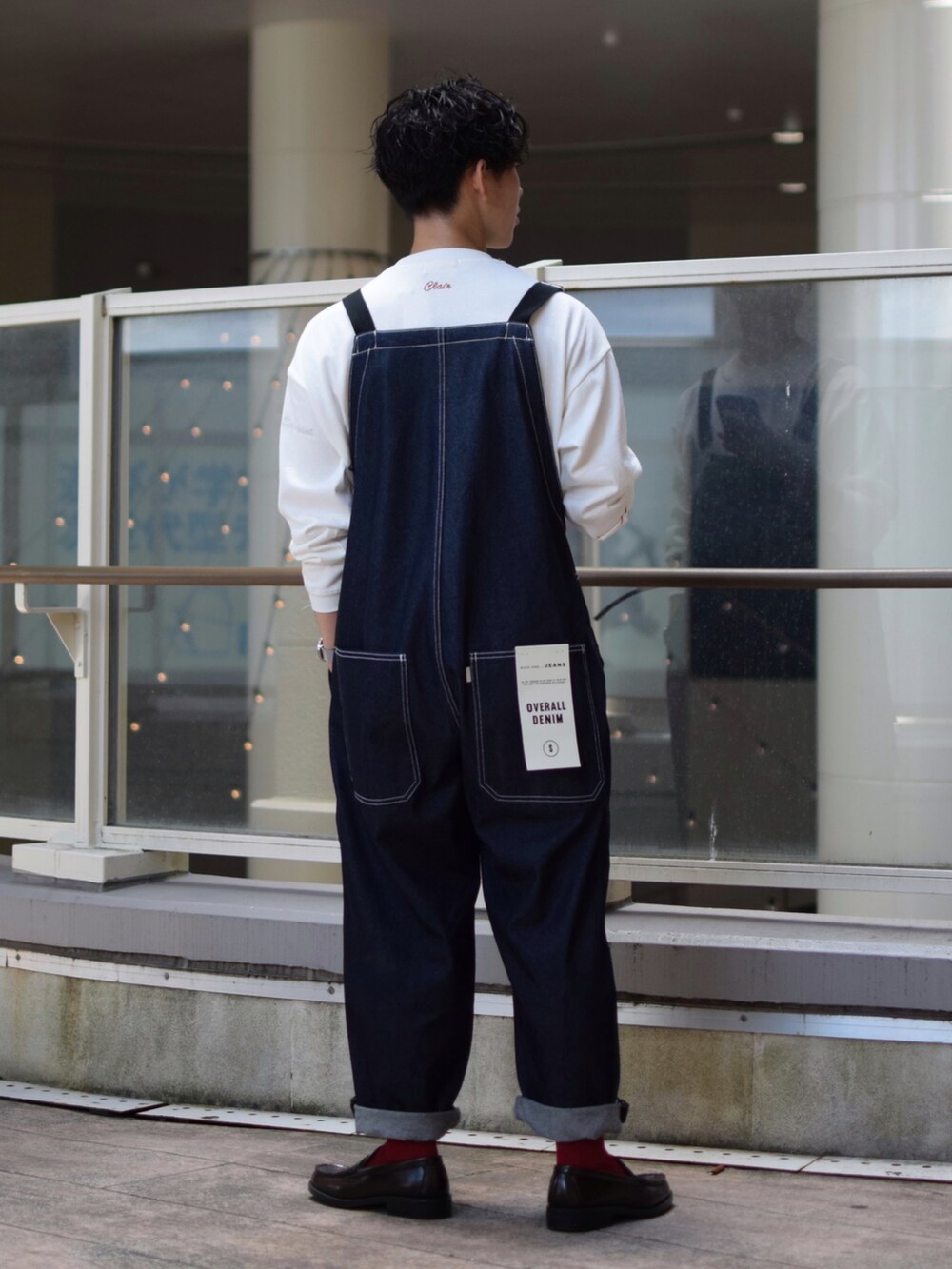 「niko and ...、ニコアンド、白Tシャツ、ロンT、ロゴT、デニム、オーバーオール、デニムコーデ、デニムオーバーオール、ビッグシルエット、ローファー、革靴、大人カジュアル、秋服準備はじめました、低身長コーデ」｜「niko and...の[niko and ...JEANS 2022AW]総刺繍ロングTシャツ（Tシャツ/カットソー、ホワイト系）」を使った、ぜっきーさん（メンズ・165cm）の夏コーディネートの4枚目の写真
