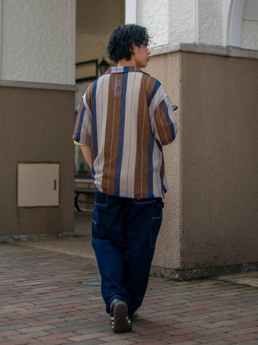 「低身長、体型カバー、ゆったり、niko and ...、シャツ、Tシャツ、ワイドパンツ、デニムパンツ、NKJコーデ_niko and ...」｜「niko and...のアニマルプリントTシャツ（Tシャツ/カットソー、イエロー系）」を使った、ぜっきーさん（メンズ・165cm）の春コーディネートの3枚目の写真