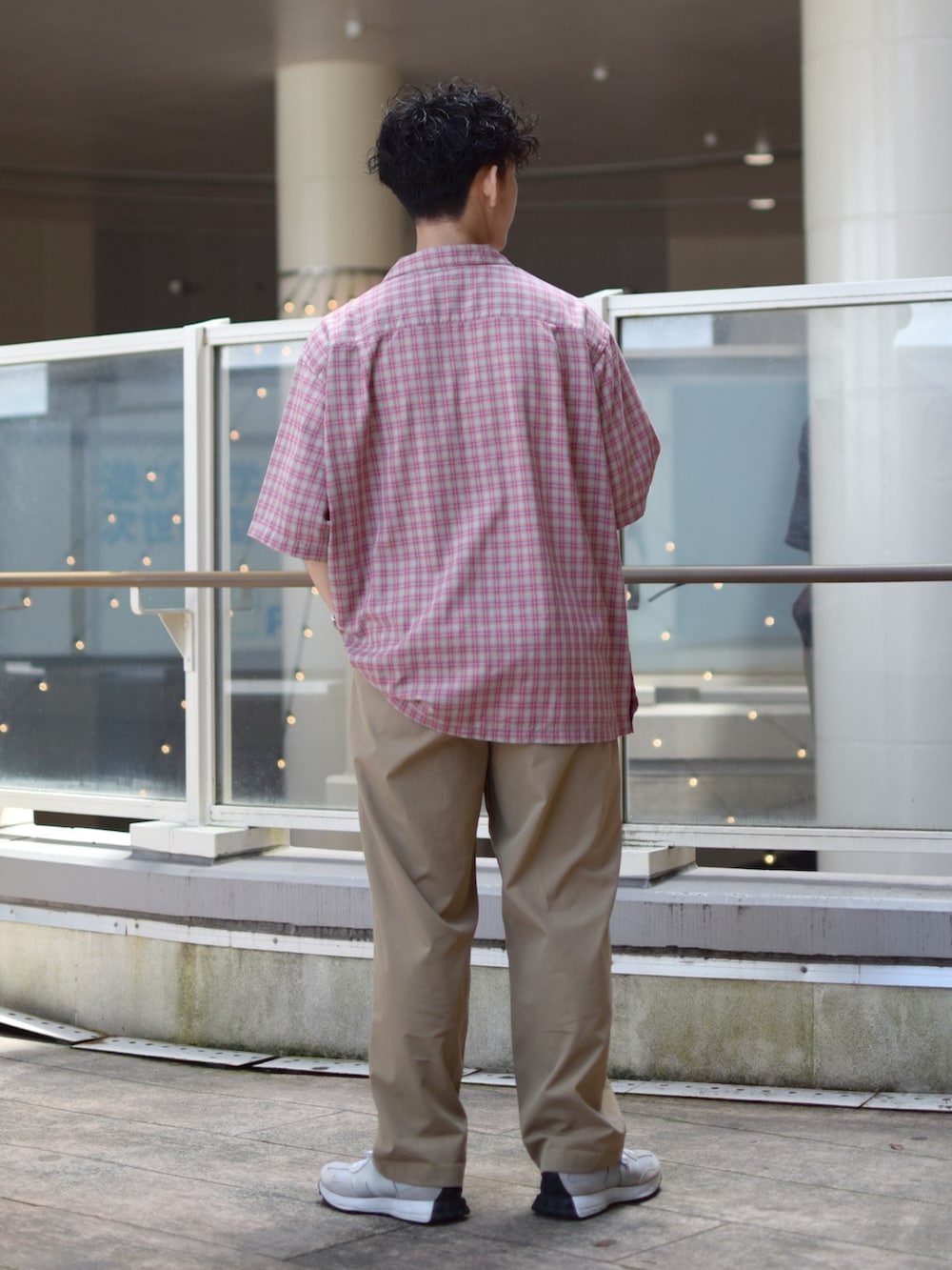 「niko and ...、ニコアンド、オープンカラーシャツ、チェック、チェックシャツ、ワイドパンツ、ベージュパンツ、厚底シューズ、New Balance、ネックレス、hype、ビッグシルエット、オーバーサイズ、夏コーデ、低身長コーデ」｜「niko and...の[速乾・ストレッチ]ピケタックパンツ（チノパンツ、ベージュ系）」を使った、ぜっきーさん（メンズ・165cm）の春コーディネートの4枚目の写真