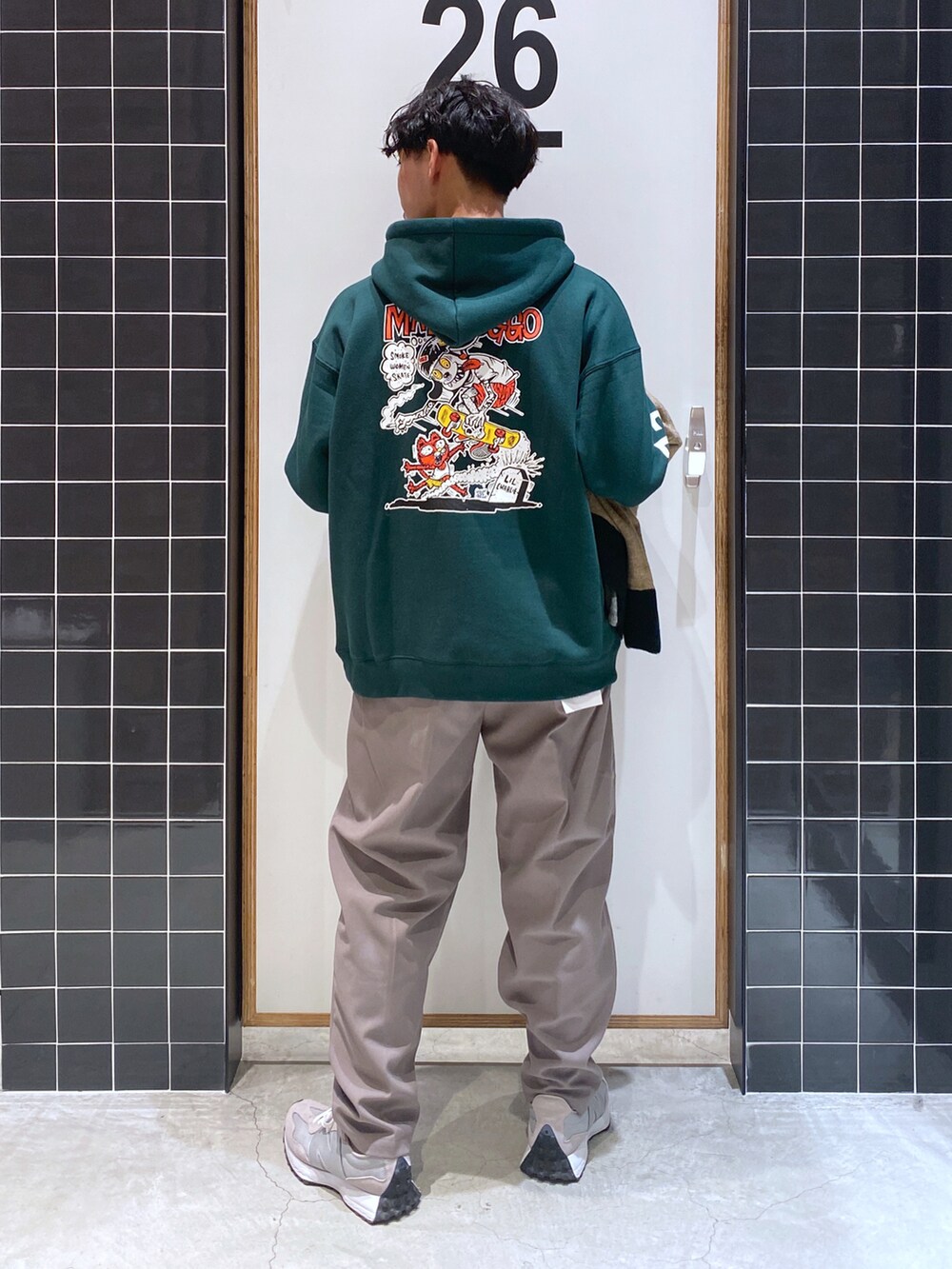 「テーパードパンツ、カーディガン、ビッグシルエット、グリーン、パーカー、New Balance、プリント、ストライプ、冬コーデ、ワイドパンツ、厚底シューズ、ベージュコーデ、ニコアンド、niko and ...、ニコアンド(niko and...)」|「niko and...のストライプBIGVネックカーディガン2(カーディガン/ボレロ、ベージュ系)」を使った、ぜっきーさん(メンズ・165cm)の秋コーディネートの5枚目の写真