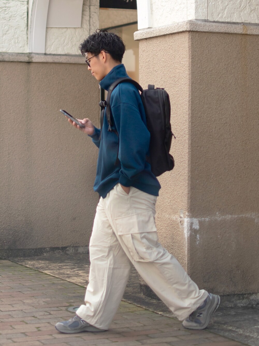「秋服まるっと大公開、秋コーデ、お出かけコーデ、ハーフジップ、スウェット、ワイドパンツ、白パンツ、カーゴパンツ、メガネ男子、スニーカー、リュック、niko and ...、ニコアンド、低身長、低身長コーデ」｜「niko and...のダンボールハーフジッププルオーバー（スウェット、ブルー系）」を使った、ぜっきーさん（メンズ・165cm）の秋コーディネートの4枚目の写真