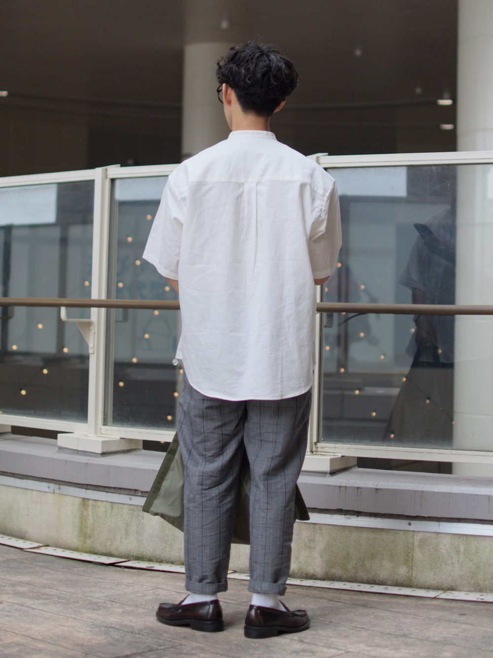 「niko and ...、ニコアンド、スキッパーシャツ、白シャツ、シャツスタイル、ワイドパンツ、テーパードパンツ、チェック、チェックパンツ、革靴、ローファー、トートバッグ、FUDGEBOYのトラッドスタイル、きれいめカジュアル、低身長コーデ」｜「niko and...の綿麻スキッパーショートスリーブシャツ（シャツ/ブラウス、ホワイト系）」を使った、ぜっきーさん（メンズ・165cm）の夏コーディネートの5枚目の写真