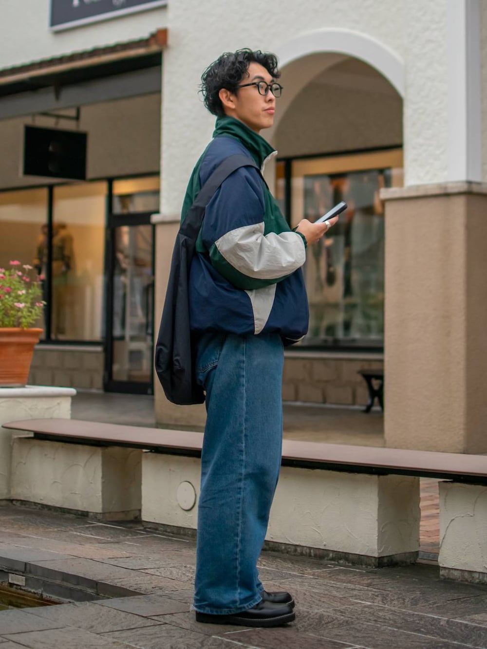 「低身長、体型カバー、ショルダーバッグ、ゆったり、niko and ...、ブルゾン、ワイドパンツ、デニムパンツ、NKJコーデ_niko and ...」｜「niko and...のワイド5ポケットデニムパンツ【niko and ...JEANS 2024AW】（デニムパンツ、ブルー系）」を使った、ぜっきーさん（メンズ・165cm）の秋コーディネートの3枚目の写真