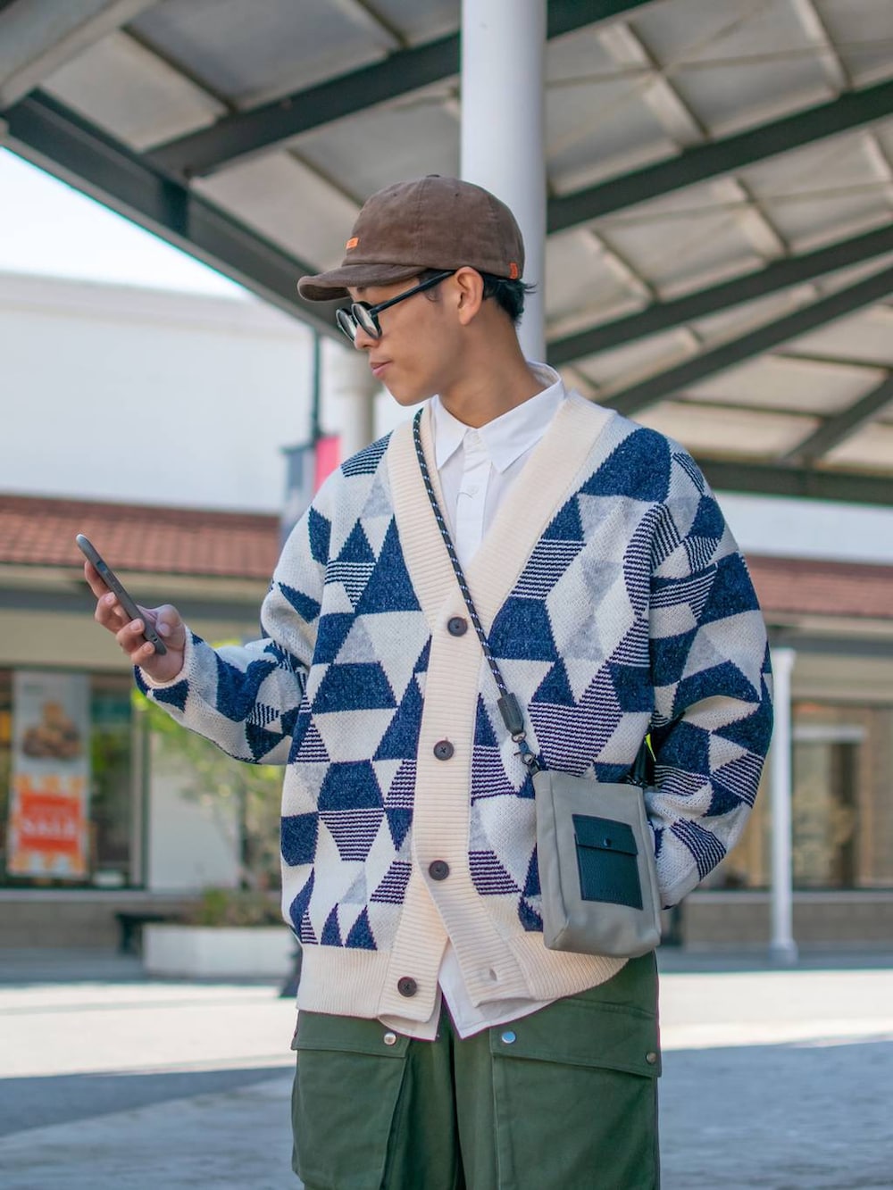 「低身長、低身長コーデ、niko and...、ニコアンド、ファッションを楽しもう、WEARyouthコーデ、ビッグシルエット、カーディガン、ニット、シャツ、ワイドパンツ、カーゴパンツ、キャップ、ショルダーバッグ、デッキシューズ」｜「niko and...のパラコードミニショルダー（ショルダーバッグ、グレー系）」を使った、ぜっきーさん（メンズ・165cm）の秋コーディネートの5枚目の写真