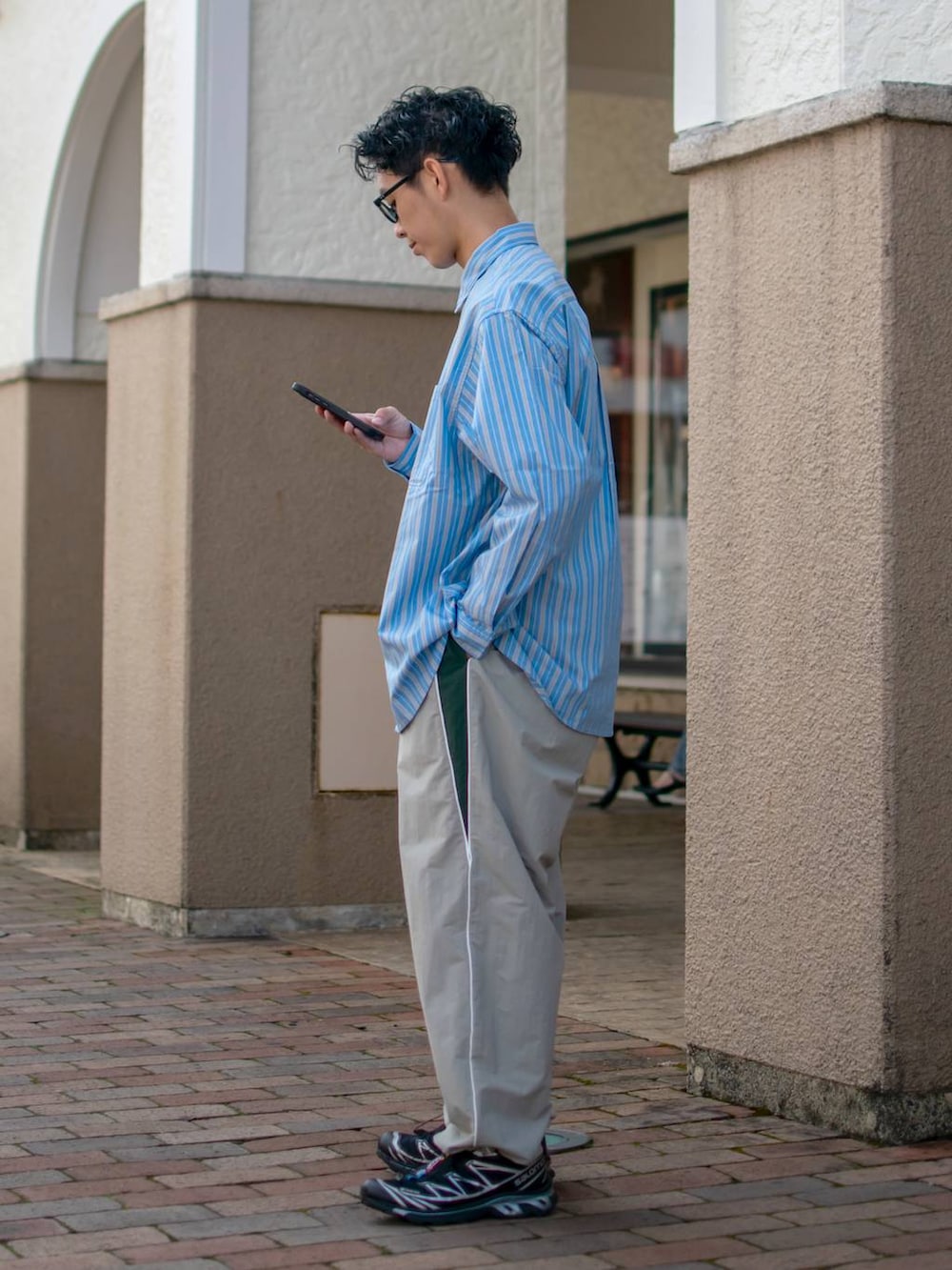 「niko and ...、ニコアンド、低身長、低身長コーデ、シャツ、ストライプシャツ、ワイドパンツ、トラックパンツ、スニーカー、メガネ男子」｜「niko and...のウェリントンカラーサングラス（サングラス、その他）」を使った、ぜっきーさん（メンズ・165cm）の秋コーディネートの3枚目の写真