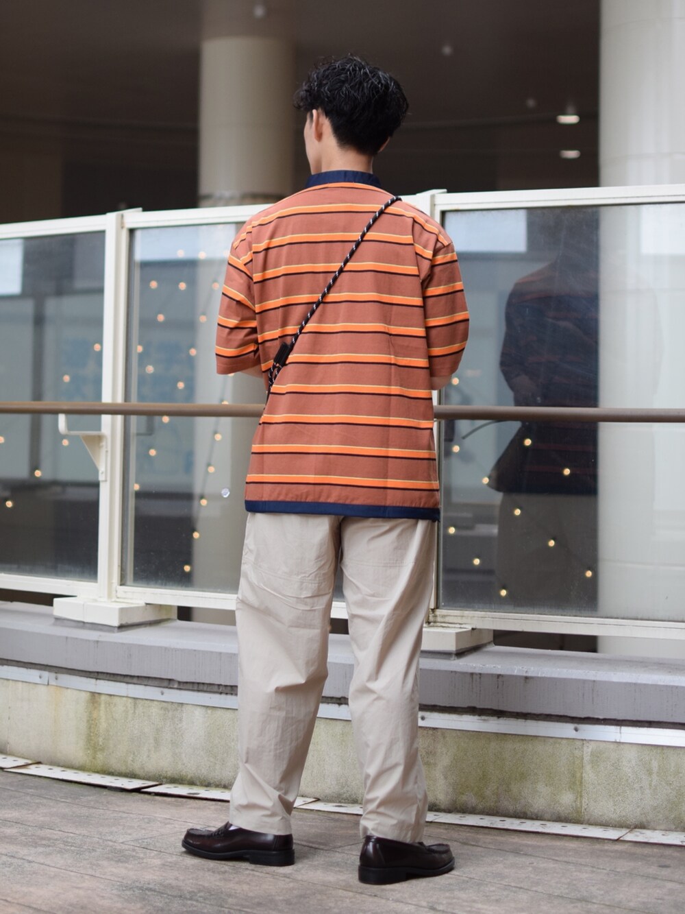 「niko and ...、ニコアンド、ボーダー、ボーダーTシャツ、ボーダートップス、ラガーシャツ、オレンジ、ワイドパンツ、ワークパンツ、ベージュパンツ、ショルダーバッグ、革靴、ローファー、きれいめカジュアル、低身長コーデ」｜「niko and...のマルチボーダーラガーTシャツ（Tシャツ/カットソー、ブラウン系）」を使った、ぜっきーさん（メンズ・165cm）の夏コーディネートの5枚目の写真