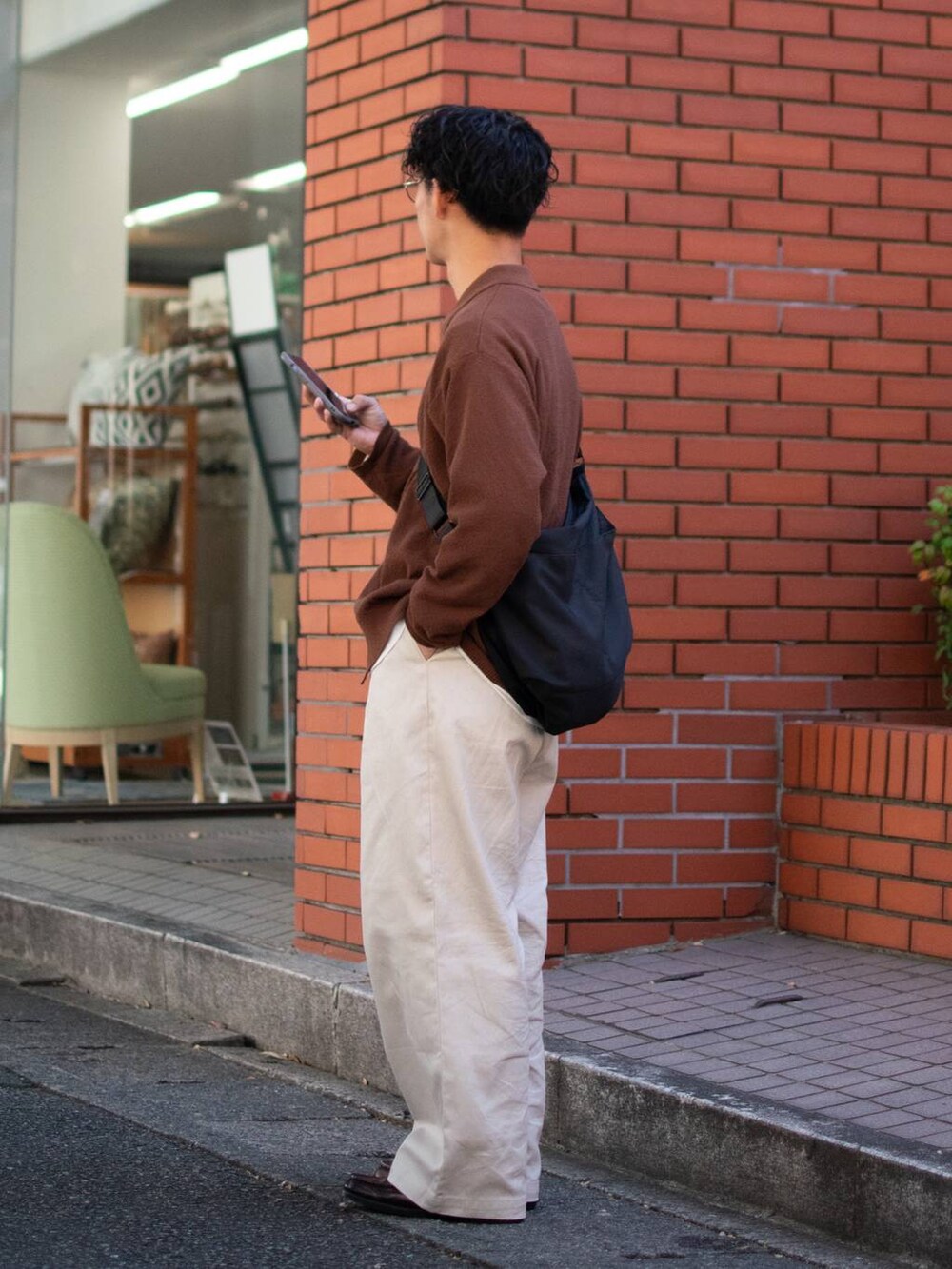 「低身長、低身長コーデ、niko and...、ニコアンド、ファッションを楽しもう、WEARyouthコーデ、カーディガン、ニット、ワイドパンツ、白パンツ、ローファー、ショルダーバッグ、秋コーデ、ブラウン、シティーボーイ」｜「niko and...の2タックワイドテーパード（その他パンツ、ベージュ系）」を使った、ぜっきーさん（メンズ・165cm）の秋コーディネートの3枚目の写真