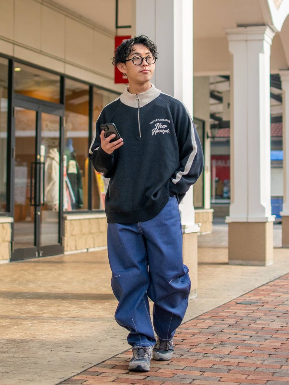 「低身長、低身長コーデ、niko and ...、ニコアンド、ニット、ワイドパンツ、デニムパンツ、ワイドデニム、スニーカー」｜「niko and...のカーブデザインデニムパンツ（デニムパンツ、ブルー系）」を使った、ぜっきーさん（メンズ・165cm）の冬コーディネートの2枚目の写真