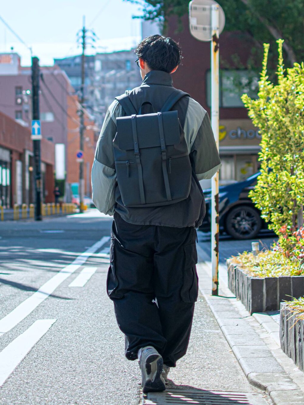 「低身長、低身長コーデ、niko and...、ニコアンド、ファッションを楽しもう、WEARyouthコーデ、ビッグシルエット、ナイロンジャケット、ブルゾン、ワイドパンツ、カーゴパンツ、スポーツミックス、お出かけコーデ、スニーカー、New Balance」｜「niko and...のブロッキングシャカブルゾン（ブルゾン、グレー系）」を使った、ぜっきーさん（メンズ・165cm）の秋コーディネートの4枚目の写真
