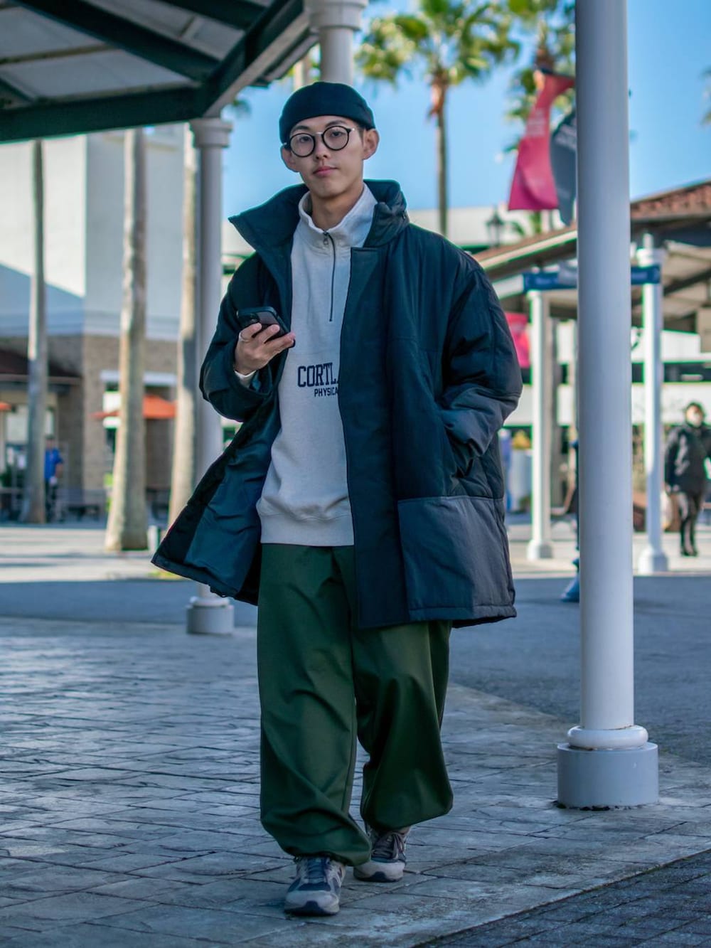 「低身長、低身長コーデ、niko and ...、ニコアンド、新星WEARISTAにエントリー、WEARyouthコーデ、冬アウター、冬コーデ、モンスターパーカー、ブルゾン、スウェット、ワイドパンツ、キャップ、カーキパンツ、お出かけコーデ」｜「niko and...の【ALLIED(アライド)】モンスターブルゾン（ブルゾン、その他）」を使った、ぜっきーさん（メンズ・165cm）の冬コーディネートの2枚目の写真