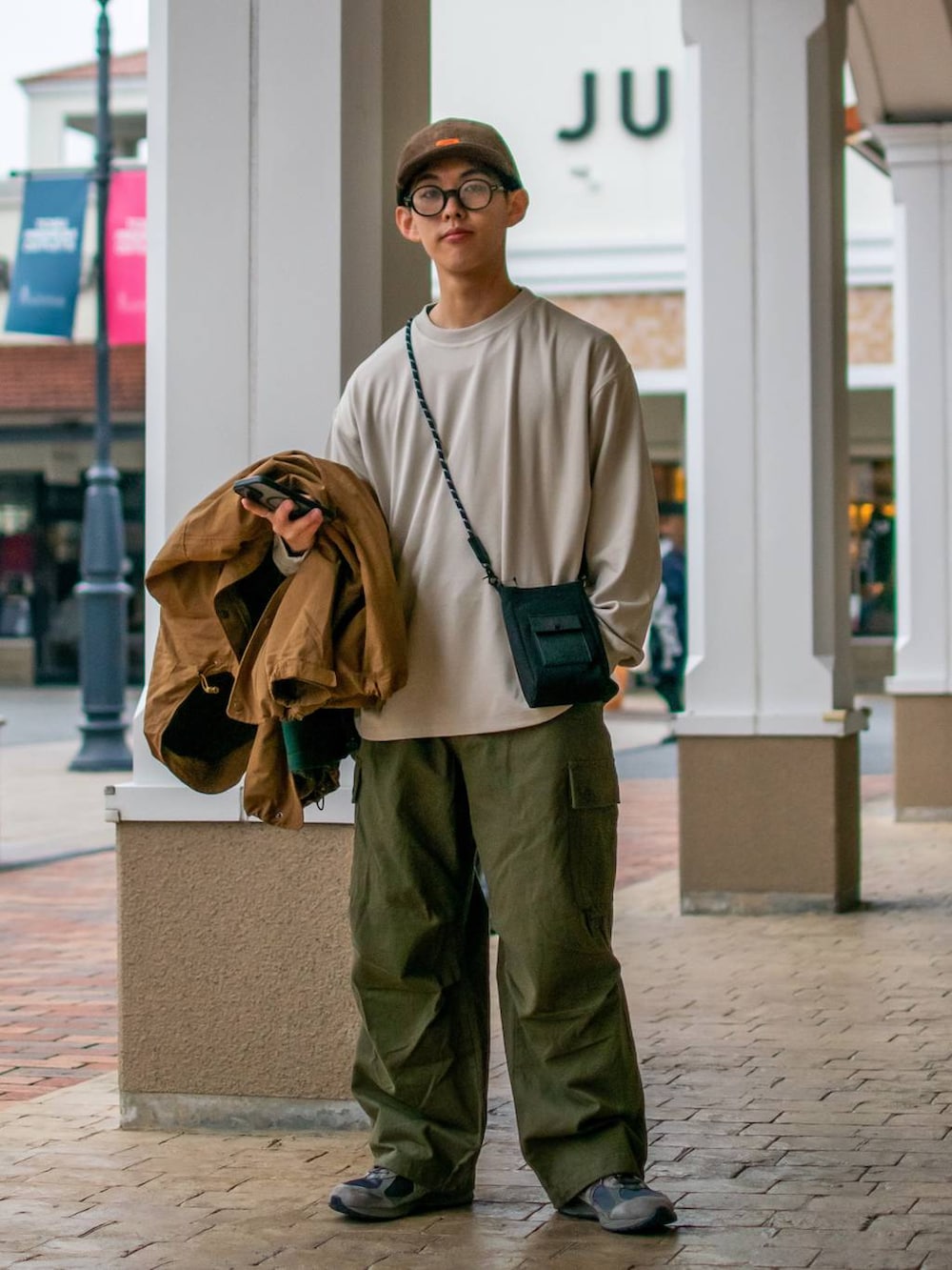 「低身長、低身長コーデ、niko and ...、ニコアンド、冬を彩る色いろコーデ、WEARyouthコーデ、お出かけコーデ、冬コーデ、マウンテンパーカー、ワイドパンツ、カーゴパンツ、ショルダーバッグ、キャップ、コーデュロイ、アースカラー」|「niko and...のパラコードミニショルダー(ショルダーバッグ、ブラック系)」を使った、ぜっきーさん(メンズ・165cm)の冬コーディネートの5枚目の写真
