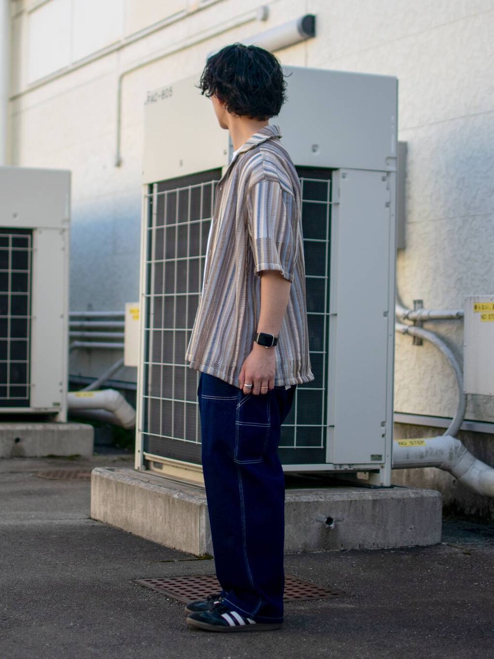 「低身長、体型カバー、ゆったり、niko and ...、シャツ、ワイドパンツ、デニムパンツ、NKJコーデ_niko and ...」｜「niko and...の9oz COOLMAXライトデニムペインターパンツ【niko and ...JEANS 2025SS】（デニムパンツ、ブルー系）」を使った、ぜっきーさん（メンズ・165cm）の春コーディネートの3枚目の写真
