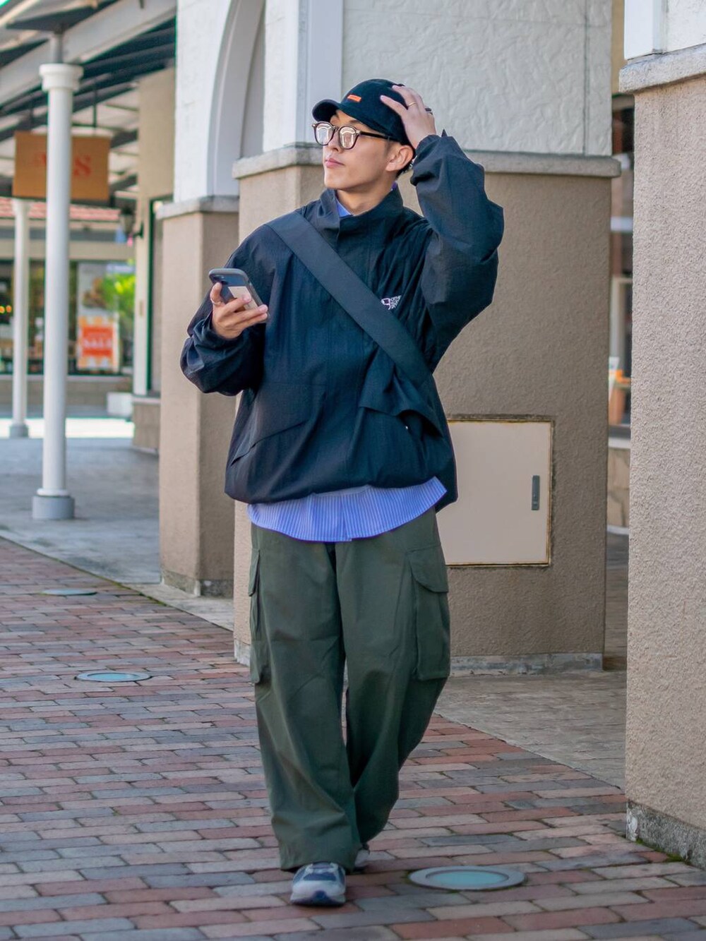 「低身長、低身長コーデ、niko and...、ニコアンド、重ね着ベストシーズン、WEARyouthコーデ、レイヤードスタイル、キャップ、ブルゾン、ナイロンジャケット、シャツ、カーゴパンツ、ワイドパンツ、ショルダーバッグ、秋コーデ」|「niko and...のオリジナルクラウンパントだて眼鏡&サングラス(メガネ、ブラック系)」を使った、ぜっきーさん(メンズ・165cm)の秋コーディネートの5枚目の写真