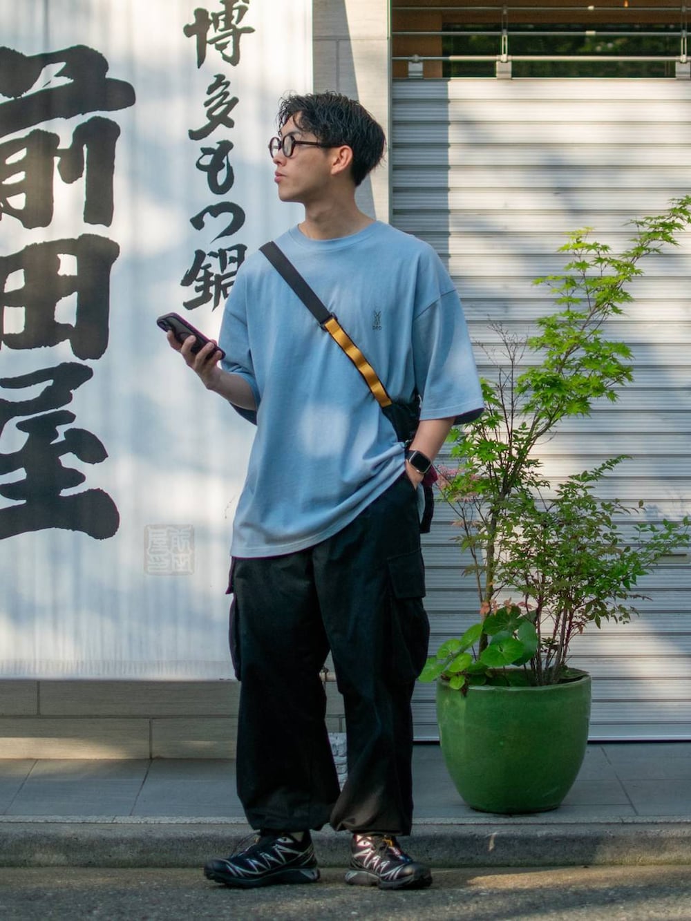 「低身長、低身長コーデ、niko and ...、ニコアンド、DOD、DODとニコアンド_nikoand...、パステルカラー、ロゴT、カーゴパンツ、ワイドパンツ、スニーカー、ショルダーバッグ、メガネ男子、春夏コーデ、アウトドアスタイル」｜「niko and...の【DOD(ディーオーディー)】コラボマルチショルダー付きニンジン（ショルダーバッグ、ブラック系）」を使った、ぜっきーさん（メンズ・165cm）の春コーディネートの2枚目の写真