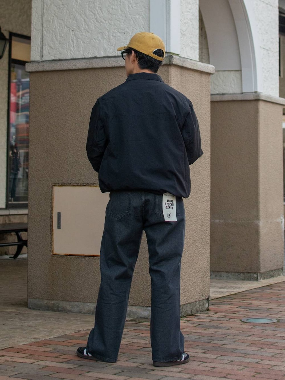 「低身長、低身長コーデ、ニコアンド、niko and ...、ブルゾン、ワイドパンツ、デニムパンツ、ワイドデニム、ブラックデニム、キャップ、スニーカー、春コーデ、春服みてみて、春アウター、大人カジュアル」｜「niko and...の[niko and ...JEANS 2024SS]5ポケットワイドデニムパンツ（デニムパンツ、ブラック系）」を使った、ぜっきーさん（メンズ・165cm）の春コーディネートの4枚目の写真