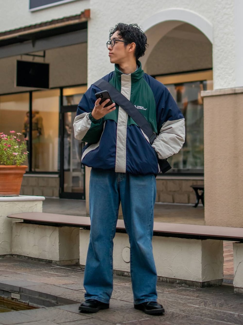 「低身長、体型カバー、ショルダーバッグ、ゆったり、niko and ...、ブルゾン、ワイドパンツ、デニムパンツ、NKJコーデ_niko and ...」｜「niko and...のワイド5ポケットデニムパンツ【niko and ...JEANS 2024AW】（デニムパンツ、ブルー系）」を使った、ぜっきーさん（メンズ・165cm）の秋コーディネートの2枚目の写真