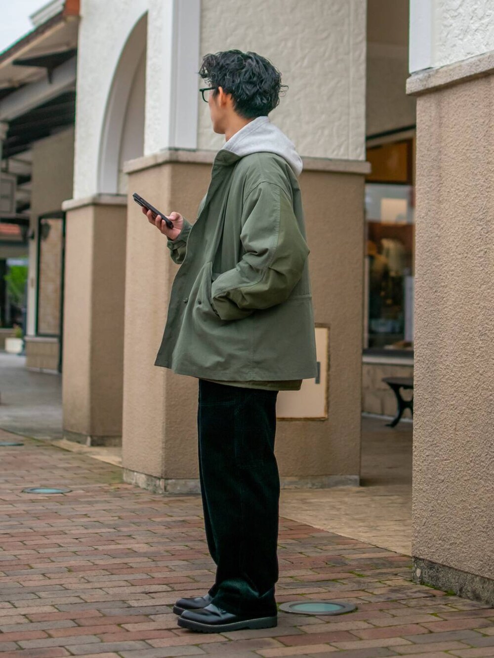 「低身長、体型カバー、ゆったり、niko and ...、モッズコート、アウター、パーカー、スウェット、ワイドパンツ」｜「niko and...の16/-OE USA COTTON BIG PARKA　/ USAコットン裏毛フードパーカー（パーカー、グレー系）」を使った、ぜっきーさん（メンズ・165cm）の秋コーディネートの3枚目の写真