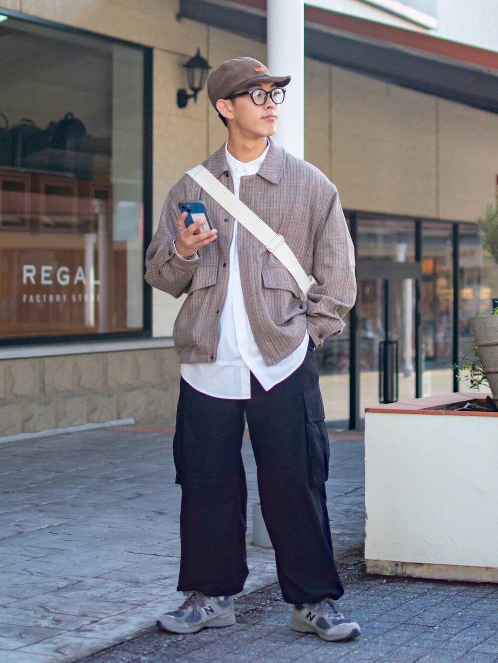 「低身長、低身長コーデ、niko and...、ニコアンド、重ね着ベストシーズン、WEARyouthコーデ、チェック、ブルゾン、シャツ、白シャツ、ワイドパンツ、カーゴパンツ、キャップ、ショルダーバッグ、きれいめカジュアル」｜「niko and...の[セットアップ対応]EVERTHフライトジャケット（その他アウター、ベージュ系）」を使った、ぜっきーさん（メンズ・165cm）の秋コーディネートの2枚目の写真