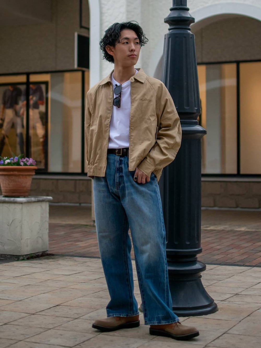 「低身長、低身長コーデ、niko and ...、ニコアンド、スウィングトップ、ブルゾン、ワイドパンツ、デニムパンツ、デニム、革靴、春めき満開コーデ、春色、春服、タックイン」｜「niko and...のネームステッチSWINGトップ（ブルゾン、ベージュ系）」を使った、ぜっきーさん（メンズ・165cm）の春コーディネートの5枚目の写真
