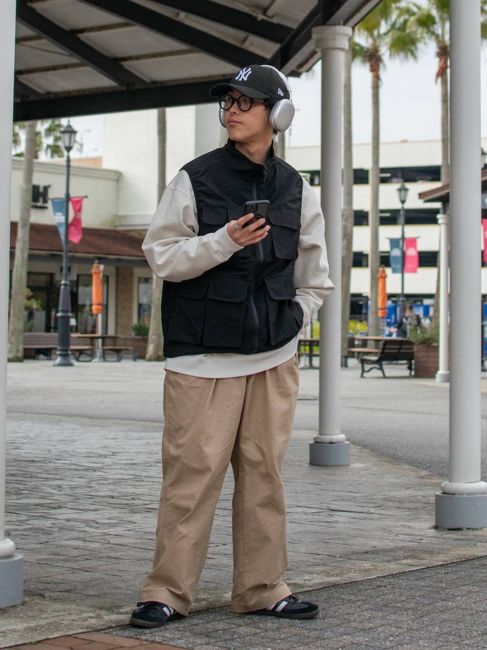 「低身長、低身長コーデ、niko and ...、ニコアンド、ベスト、スウェット、ワイドパンツ、チノパン、キャップ、NEW ERA、春服みてみて、お出かけコーデ、シンプルコーデ、スニーカー、春色」｜「niko and...のリップストップベスト（ベスト、ブラック系）」を使った、ぜっきーさん（メンズ・165cm）の春コーディネートの2枚目の写真