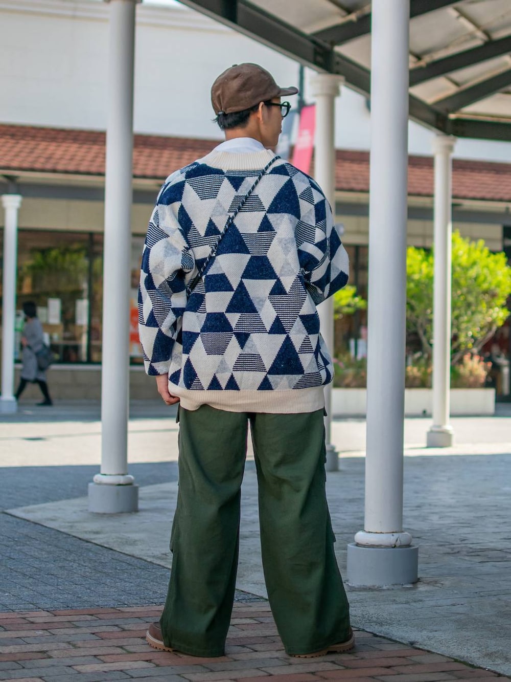 「低身長、低身長コーデ、niko and...、ニコアンド、ファッションを楽しもう、WEARyouthコーデ、ビッグシルエット、カーディガン、ニット、シャツ、ワイドパンツ、カーゴパンツ、キャップ、ショルダーバッグ、デッキシューズ」｜「niko and...のパラコードミニショルダー（ショルダーバッグ、グレー系）」を使った、ぜっきーさん（メンズ・165cm）の秋コーディネートの4枚目の写真