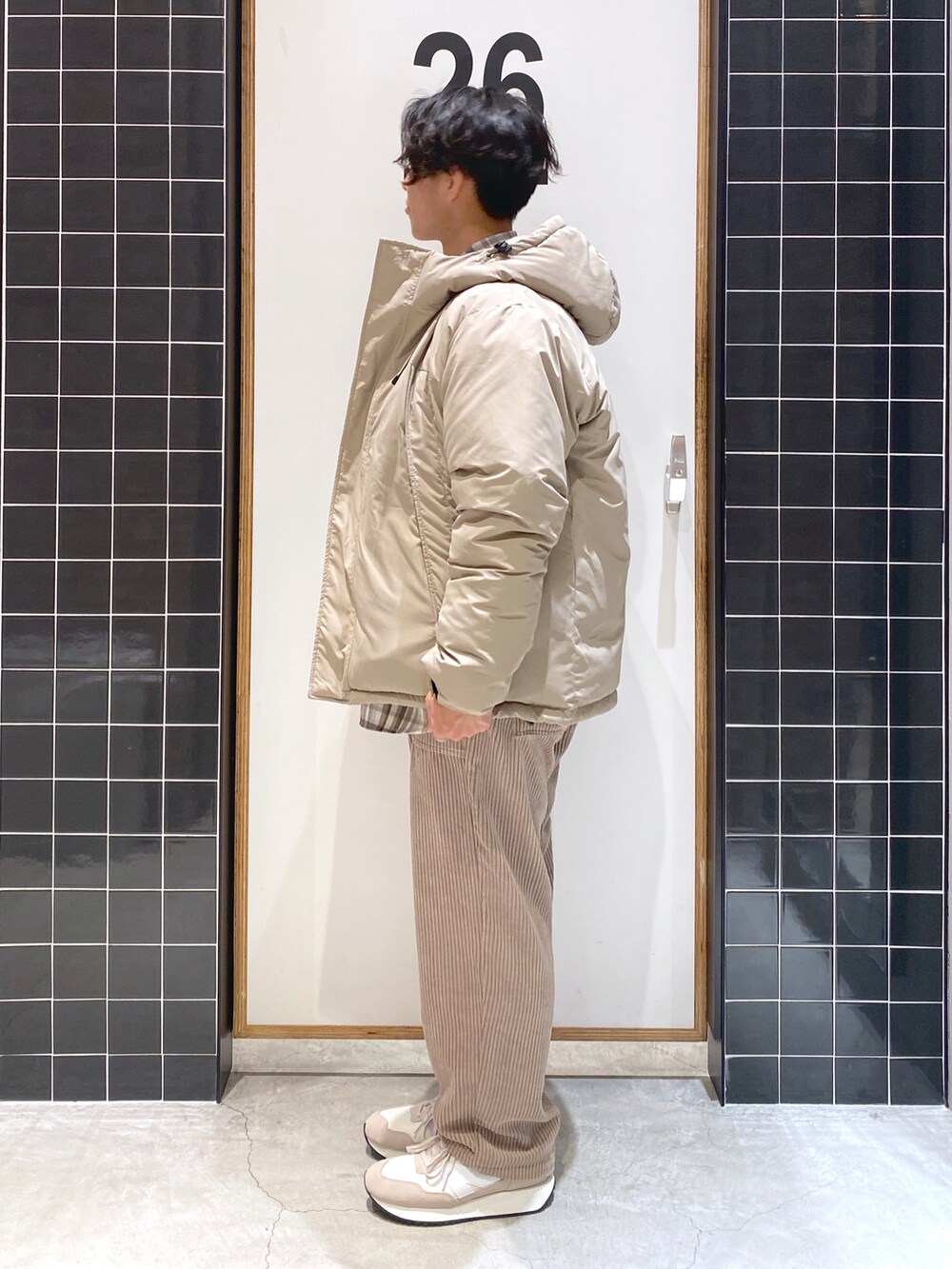 「ダウンジャケット、チェックシャツ、ワントーンコーデ、ダウン、New Balance、冬コーデ、コーデュロイパンツ、ワイドパンツ、ベイカーパンツ、厚底シューズ、ベージュコーデ、ニコアンド、ビッグシャツ、低身長コーデ、niko and ...」|「niko and...のエアコンダウンジャケット(ダウンジャケット/コート、その他)」を使った、ぜっきーさん(メンズ・165cm)の秋コーディネートの3枚目の写真