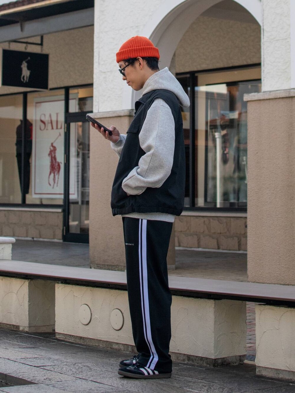 「低身長、低身長コーデ、niko and ...、ニコアンド、NUMERALS、パーカー、ベスト、ワイドパンツ、トラックパンツ、ニット帽、スニーカー、モノトーン、春アウター、春コーデ、春服みてみて」｜「niko and...のオリジナルニットワッチ（ニットキャップ/ビーニー、オレンジ系）」を使った、ぜっきーさん（メンズ・165cm）の春コーディネートの3枚目の写真