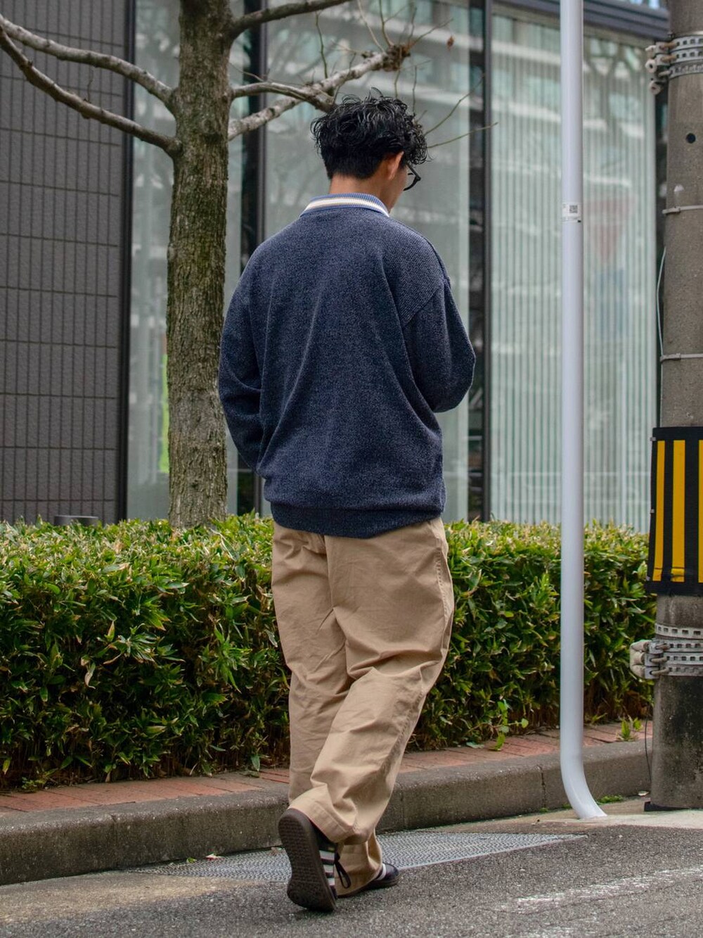 ブルー系のシャツ/ブラウス、ベージュ系のチノパンツ、ブラック系のスニーカーを着用したメンズの冬コーディネートの4枚目の写真