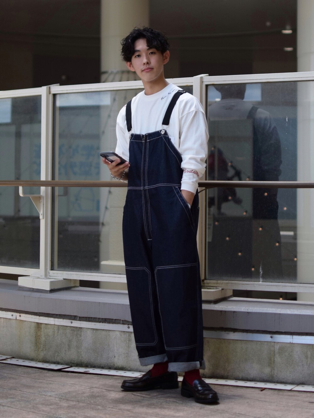 「niko and ...、ニコアンド、白Tシャツ、ロンT、ロゴT、デニム、オーバーオール、デニムコーデ、デニムオーバーオール、ビッグシルエット、ローファー、革靴、大人カジュアル、秋服準備はじめました、低身長コーデ」｜「niko and...の[niko and ...JEANS 2022AW]総刺繍ロングTシャツ（Tシャツ/カットソー、ホワイト系）」を使った、ぜっきーさん（メンズ・165cm）の夏コーディネートの5枚目の写真