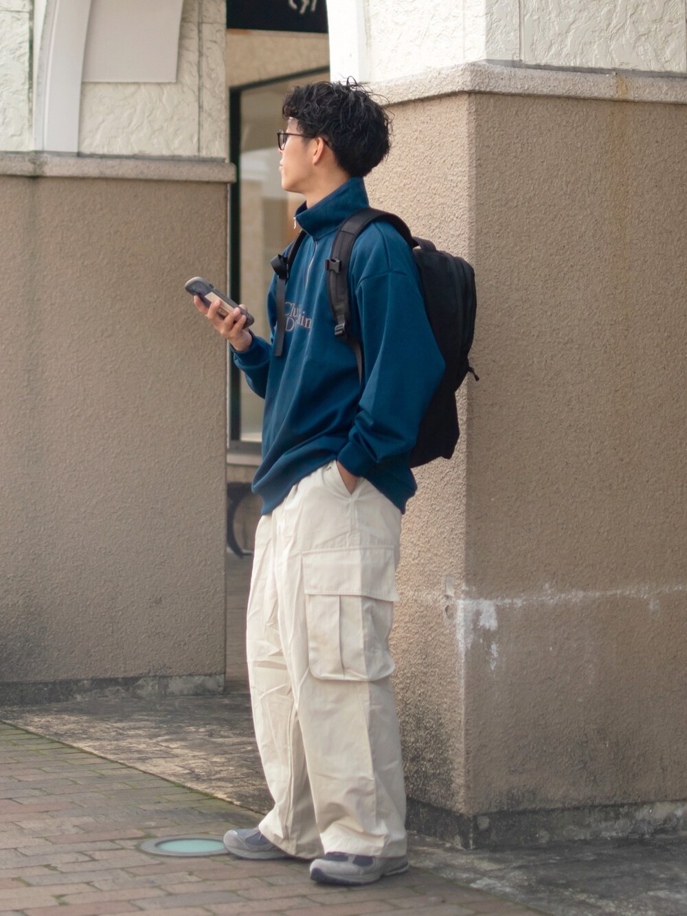 「秋服まるっと大公開、秋コーデ、お出かけコーデ、ハーフジップ、スウェット、ワイドパンツ、白パンツ、カーゴパンツ、メガネ男子、スニーカー、リュック、niko and ...、ニコアンド、低身長、低身長コーデ」｜「niko and...のダンボールハーフジッププルオーバー（スウェット、ブルー系）」を使った、ぜっきーさん（メンズ・165cm）の秋コーディネートの5枚目の写真