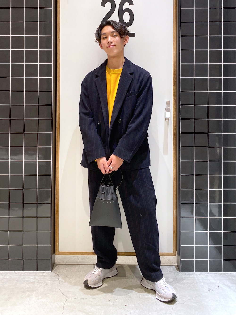 「テーラードジャケット、New Balance、ストライプ、ワイドパンツ、ストライプパンツ、マスタード、ベロア、巾着バッグ、厚底シューズ、きれいめカジュアル、ダブルジャケット、ニコアンド、ワイドスラックス、低身長コーデ、niko and ...」｜「niko and...の[セットアップ対応]エターミンダブルジャケット（テーラードジャケット、ブルー系）」を使った、ぜっきーさん（メンズ・165cm）の秋コーディネートの5枚目の写真