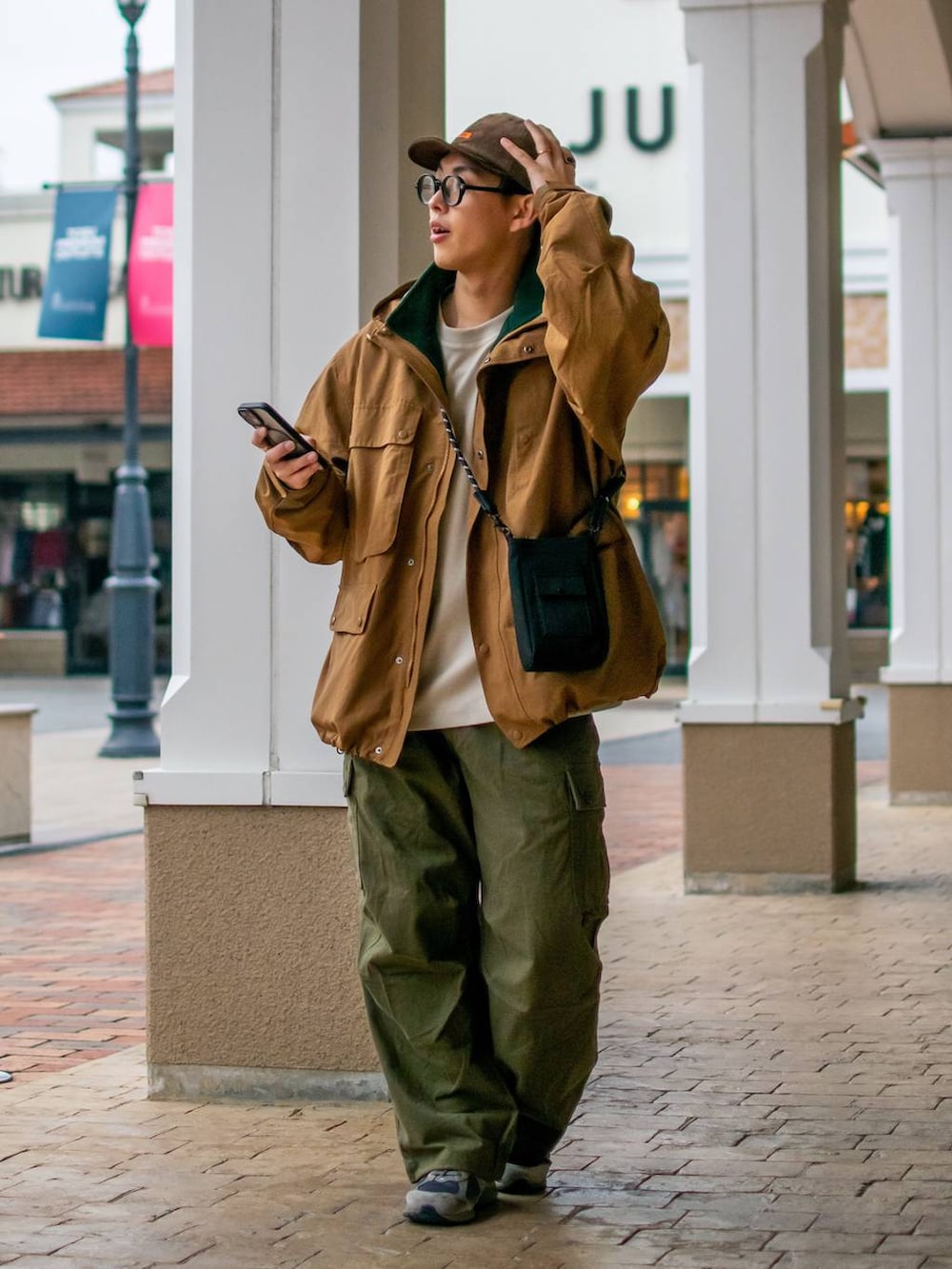 「低身長、低身長コーデ、niko and ...、ニコアンド、冬を彩る色いろコーデ、WEARyouthコーデ、お出かけコーデ、冬コーデ、マウンテンパーカー、ワイドパンツ、カーゴパンツ、ショルダーバッグ、キャップ、コーデュロイ、アースカラー」|「niko and...のパラコードミニショルダー(ショルダーバッグ、ブラック系)」を使った、ぜっきーさん(メンズ・165cm)の冬コーディネートの2枚目の写真