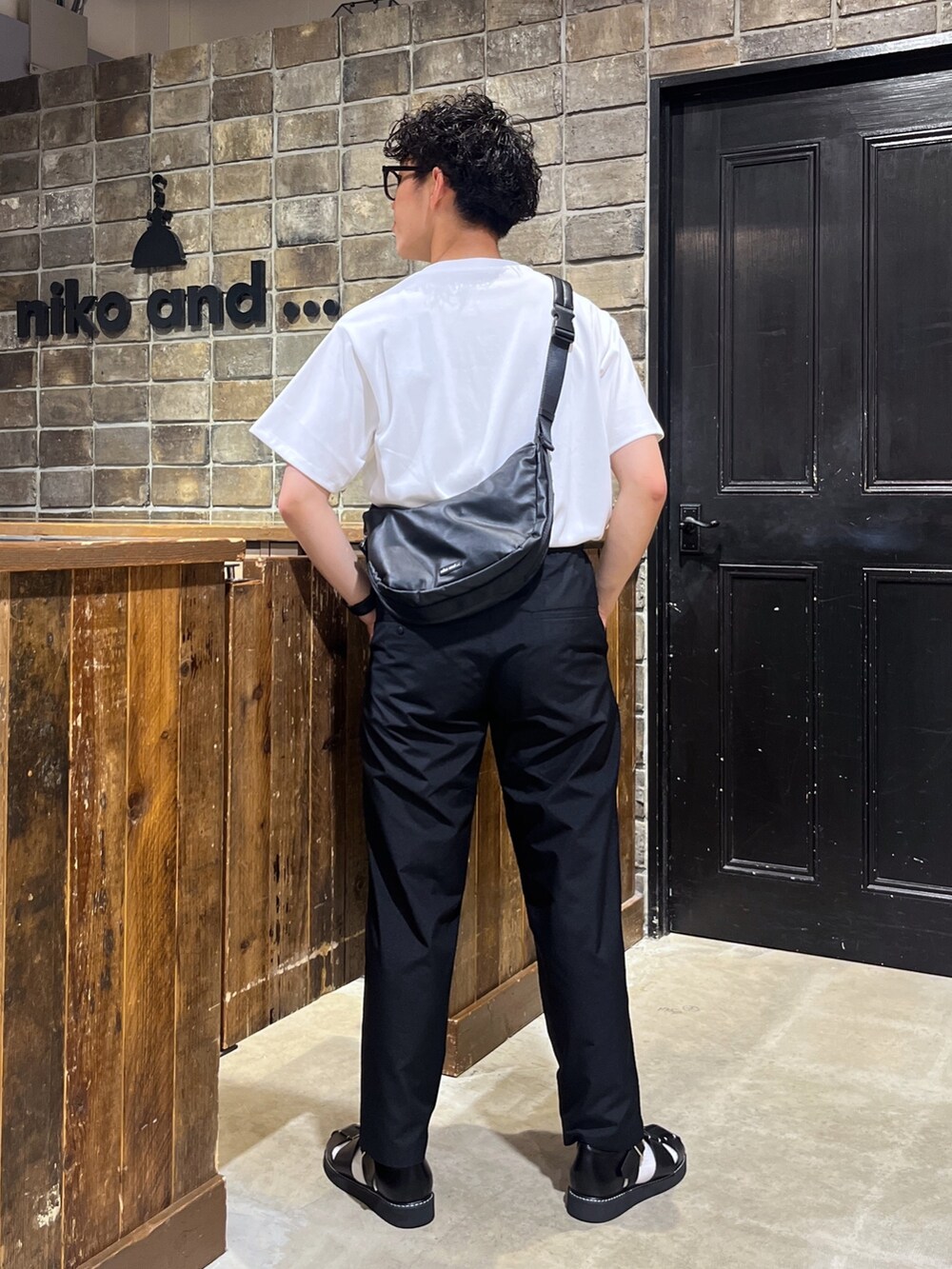 「このスタイルがお気に入り、低身長、低身長コーデ、低身長男子、NUMERALS、niko and ...、シンプルコーデ、黒シャツ、ワイドパンツ、グルカサンダル、ビッグシルエット、セットアップ、きれいめカジュアル、タックイン、レザーバッグ」｜「niko and...の[セットアップ対応]リリースドライショートスリーブシャツ（シャツ/ブラウス、ブラック系）」を使った、ぜっきーさん（メンズ・165cm）の夏コーディネートの6枚目の写真