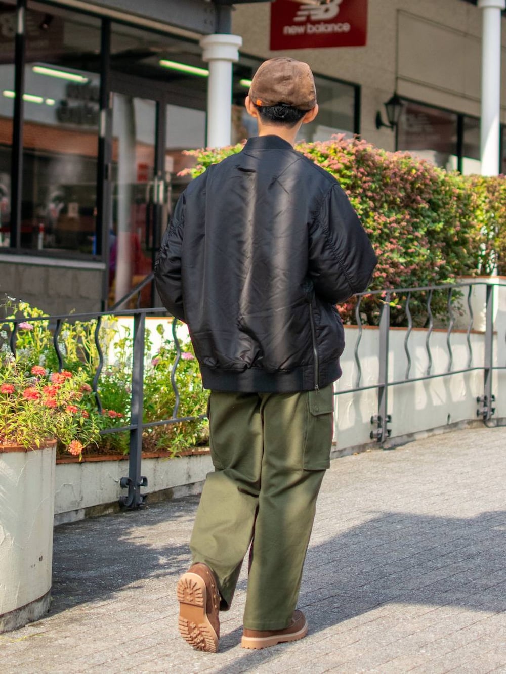 「低身長、低身長コーデ、niko and...、ニコアンド、ファッションを楽しもう、WEARyouthコーデ、冬コーデ、冬アウター、MA-1、ブルゾン、スウェット、ワイドパンツ、カーゴパンツ、キャップ、秋冬コーデ」|「niko and...のフェイクレザーデッキシューズ(その他シューズ、ブラウン系)」を使った、ぜっきーさん(メンズ・165cm)の秋コーディネートの4枚目の写真