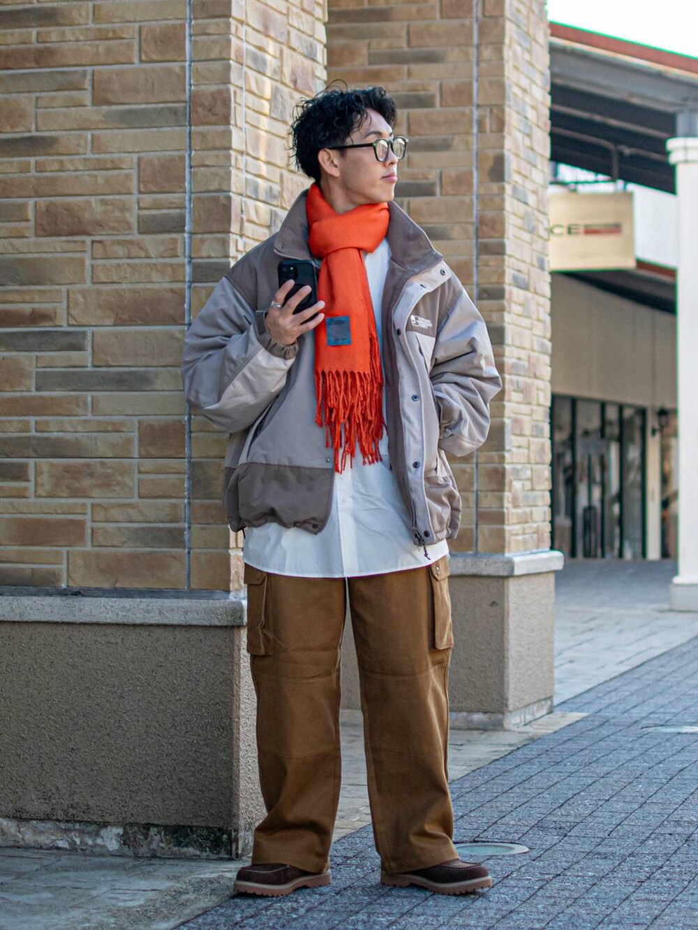 「低身長、低身長コーデ、niko and...、ニコアンド、ファッションを楽しもう、WEARyouthコーデ、冬アウター、冬コーデ、ブルゾン、シャツ、ワイドパンツ、カーゴパンツ、ストール、メガネ、デッキシューズ」|「niko and...のオリジナルクラウンパントだて眼鏡&サングラス(メガネ、ブラック系)」を使った、ぜっきーさん(メンズ・165cm)の秋コーディネートの2枚目の写真