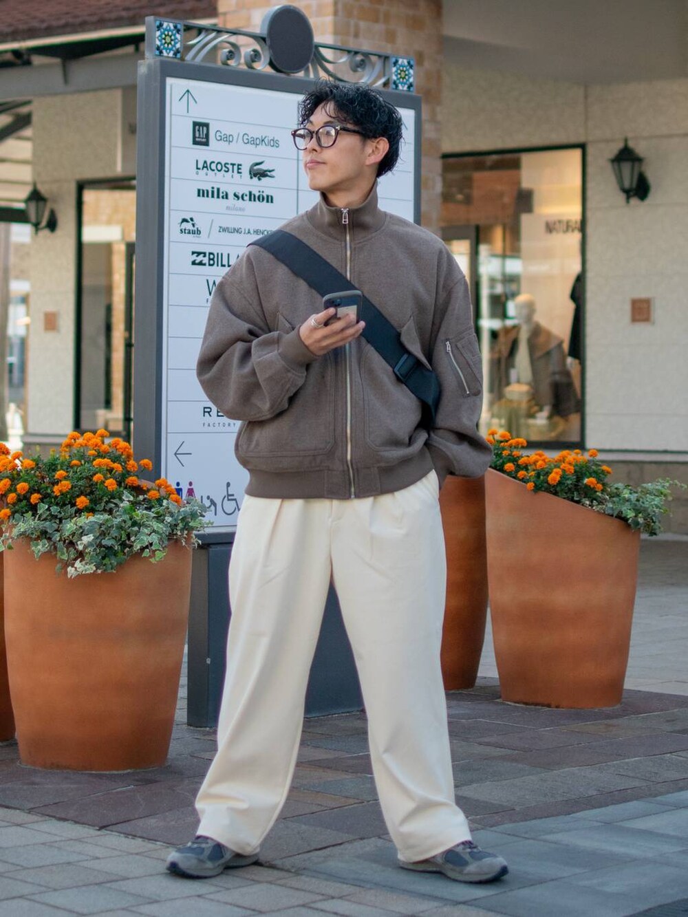 「低身長、低身長コーデ、niko and...、ニコアンド、ブルゾン、ハイネック、ショート丈、ワイドパンツ、白パンツ、ショルダーバッグ、ビッグシルエット、秋コーデ、スニーカー、New Balance、シティーボーイ」｜「niko and...のウーリーテックアーミーリブブルゾン（ブルゾン、ブラウン系）」を使った、ぜっきーさん（メンズ・165cm）の秋コーディネートの2枚目の写真
