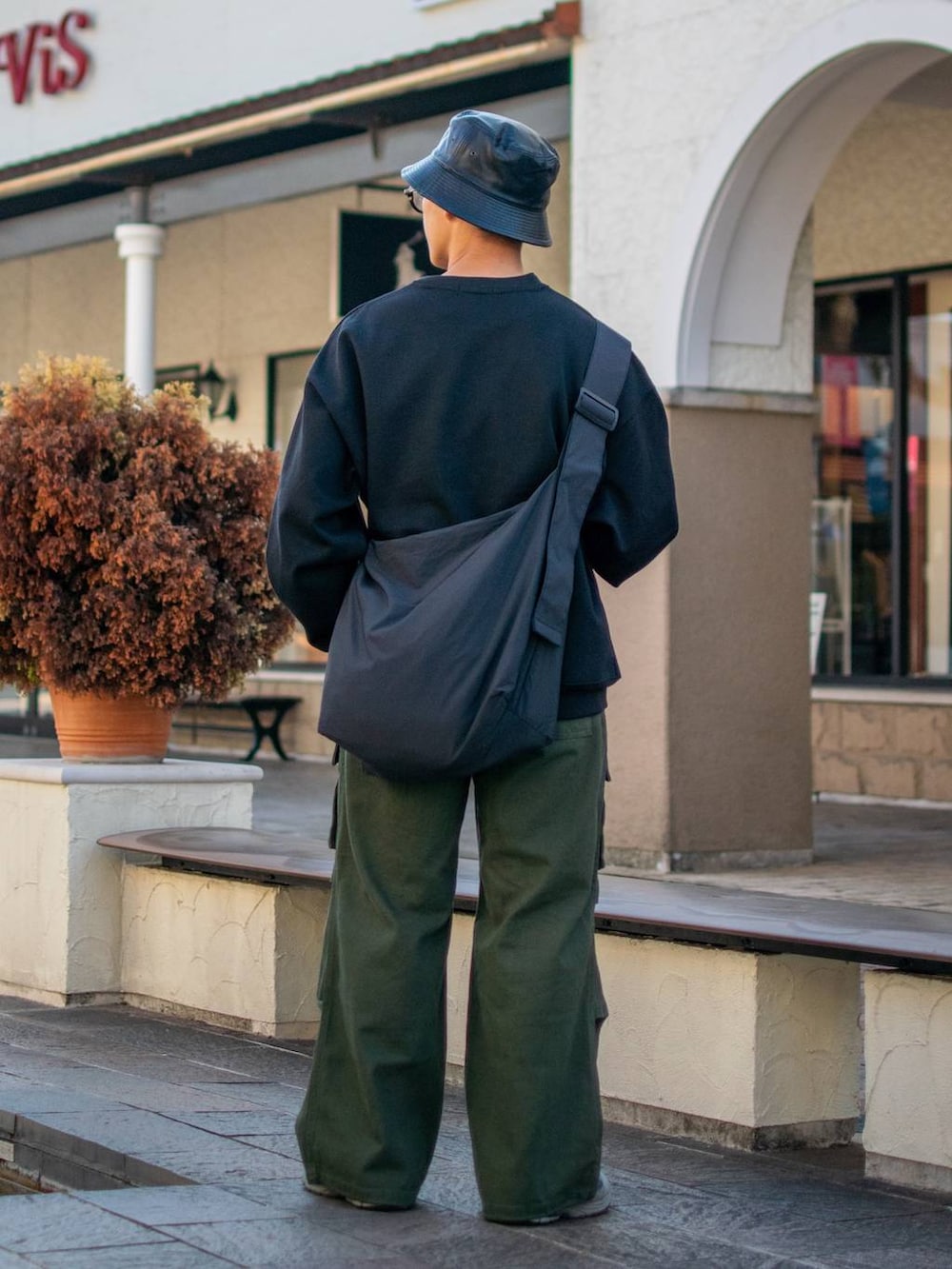 「niko and...、ニコアンド、低身長、低身長コーデ、ファッションを楽しもう、WEARyouthコーデ、ビッグシルエット、スウェット、ロゴスウェット、ワイドパンツ、カーゴパンツ、ショルダーバッグ、バケットハット、秋コーデ、スニーカー」｜「niko and...のラージナイロンショルダーバッグ（ショルダーバッグ、ブラック系）」を使った、ぜっきーさん（メンズ・165cm）の秋コーディネートの3枚目の写真