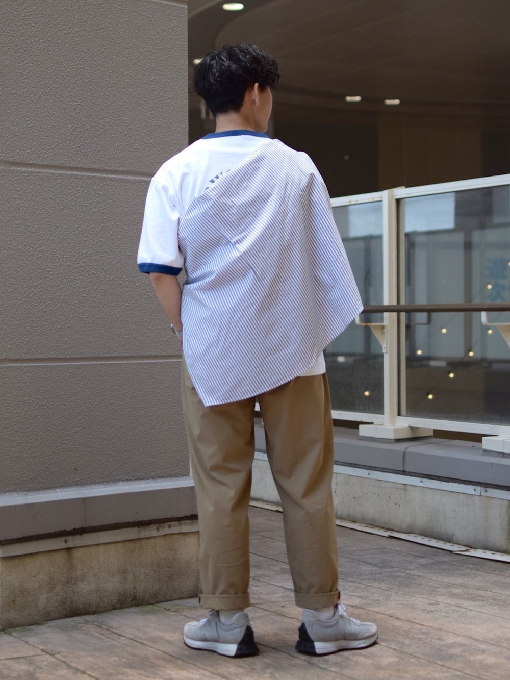 「niko and ...、ニコアンド、SCREEN STARS、リンガーTシャツ、白Tシャツ、ロゴT、肩掛け、ストライプシャツ、ワイドパンツ、ベージュパンツ、厚底シューズ、New Balance、きれいめカジュアル、春夏コーデ、低身長コーデ」｜「SCREEN STARSの【SCREEN STARS(スクリーンスターズ)】別注リンガーTシャツ（Tシャツ/カットソー、ブルー系）」を使った、ぜっきーさん（メンズ・165cm）の春コーディネートの4枚目の写真