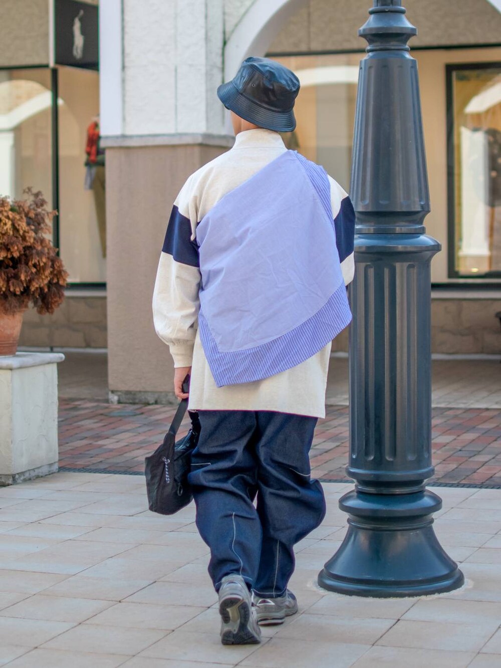 「ショルダーバッグ、低身長、低身長コーデ、niko and...、ニコアンド、スウェット、ハーフジップ、ワイドパンツ、デニム、メガネ男子、ビッグシルエット、ハット、バケットハット、秋コーデ、秋服」|「niko and...のオリジナルクラウンパントだて眼鏡&サングラス(メガネ、ブラック系)」を使った、ぜっきーさん(メンズ・165cm)の秋コーディネートの4枚目の写真