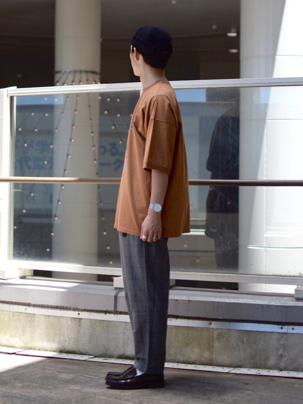 「niko and ...、ニコアンド、ビッグT、ロゴT、フットボールTシャツ、オレンジ、ワイドパンツ、チェックパンツ、テーパードパンツ、ローファー、革靴、ロールキャップ、キャップ、夏コーデ、低身長コーデ」｜「niko and...のフロント切り替えフットボールTシャツ（Tシャツ/カットソー、イエロー系）」を使った、ぜっきーさん（メンズ・165cm）の夏コーディネートの3枚目の写真