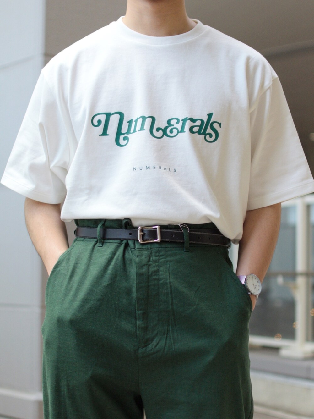 「niko and ...、ニコアンド、NUMERALS、ロゴT、白Tシャツ、カラーパンツ、リネンパンツ、グリーン、ローファー、タックイン、低身長コーデ、春夏コーデ、きれいめカジュアル、初夏コーデ、シンプルコーデ」｜「NUMERALSの【UNISEX】[NUMERALS]UDRプリントBIGTシャツ（Tシャツ/カットソー、ホワイト系）」を使った、ぜっきーさん（メンズ・165cm）の春コーディネートの5枚目の写真