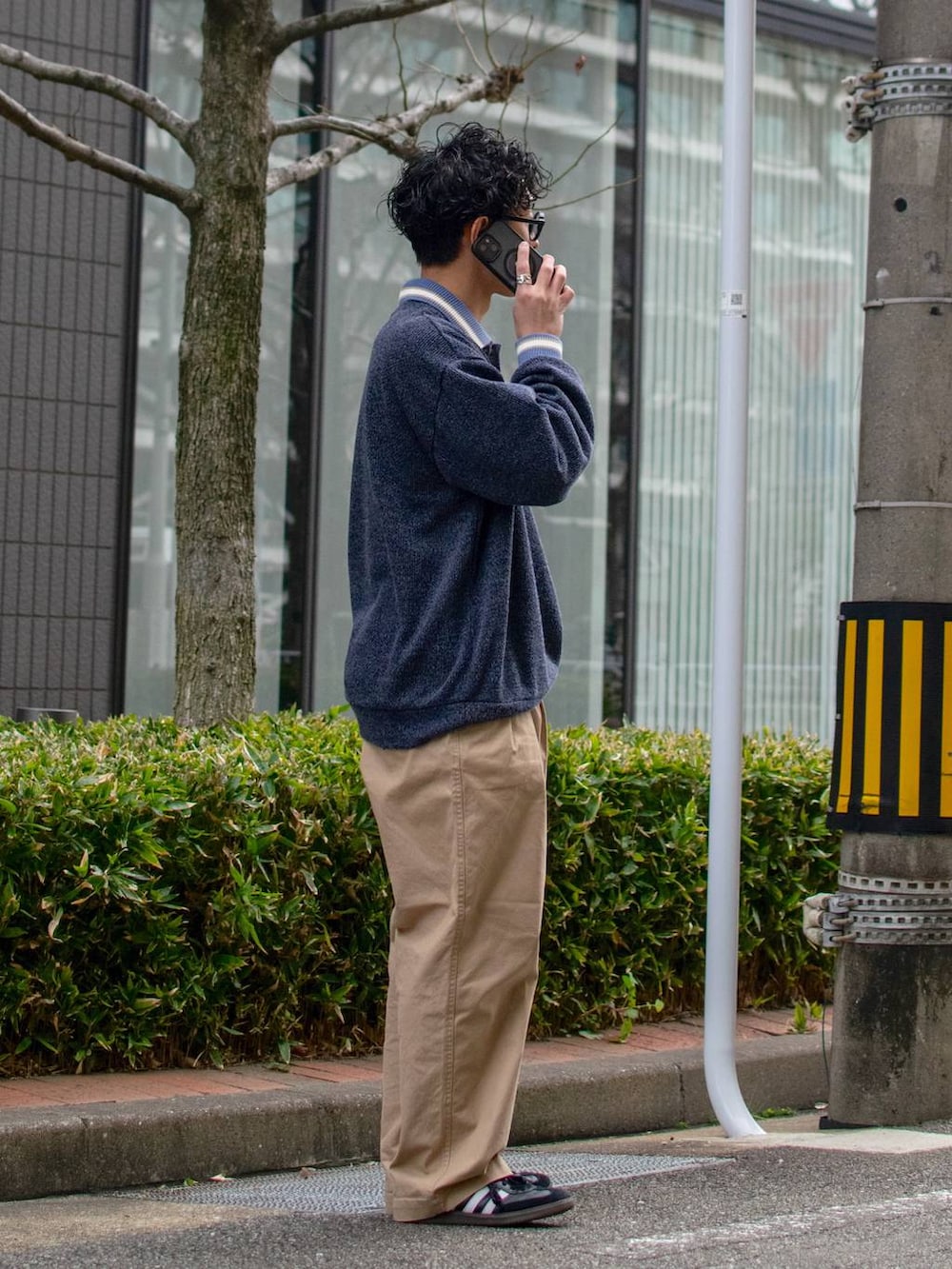 ブルー系のシャツ/ブラウス、ベージュ系のチノパンツ、ブラック系のスニーカーを着用したメンズの冬コーディネートの3枚目の写真