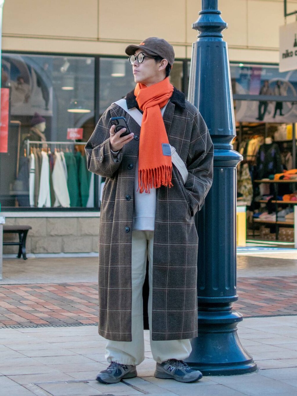「低身長、低身長コーデ、niko and ...、ニコアンド、新星WEARISTAにエントリー、WEARyouthコーデ、クリスマスに着たい服、マフラー、冬アウター、ロングコート、チェック、カーゴパンツ、ショルダーバッグ、キャップ、冬を彩る色いろコーデ」|「niko and...のオリジナルロゴキャンバスショルダーバッグ(ショルダーバッグ、ブラウン系)」を使った、ぜっきーさん(メンズ・165cm)の冬コーディネートの5枚目の写真