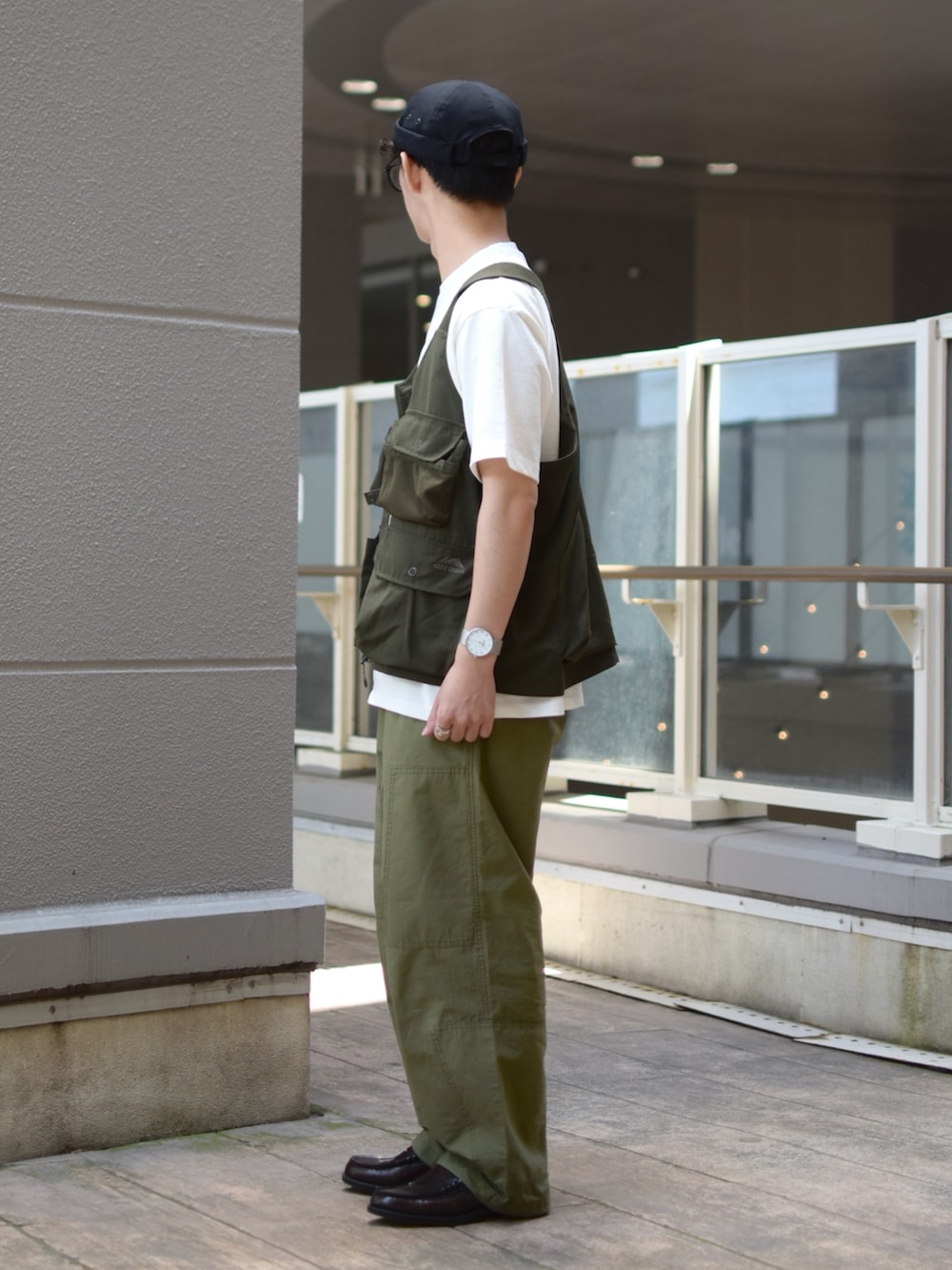 「ごきげんウィーク、休日スタイル、キャップ、ロールキャップ、白Tシャツ、ロゴT、NUMERALS、ミリタリーベスト、ワークベスト、ベスト、ワイドパンツ、ミリタリーパンツ、革靴、ローファー、ビッグシルエット」｜「NUMERALSの【UNISEX】[NUMERALS]UDRプリントBIGTシャツ（Tシャツ/カットソー、ホワイト系）」を使った、ぜっきーさん（メンズ・165cm）の春コーディネートの3枚目の写真