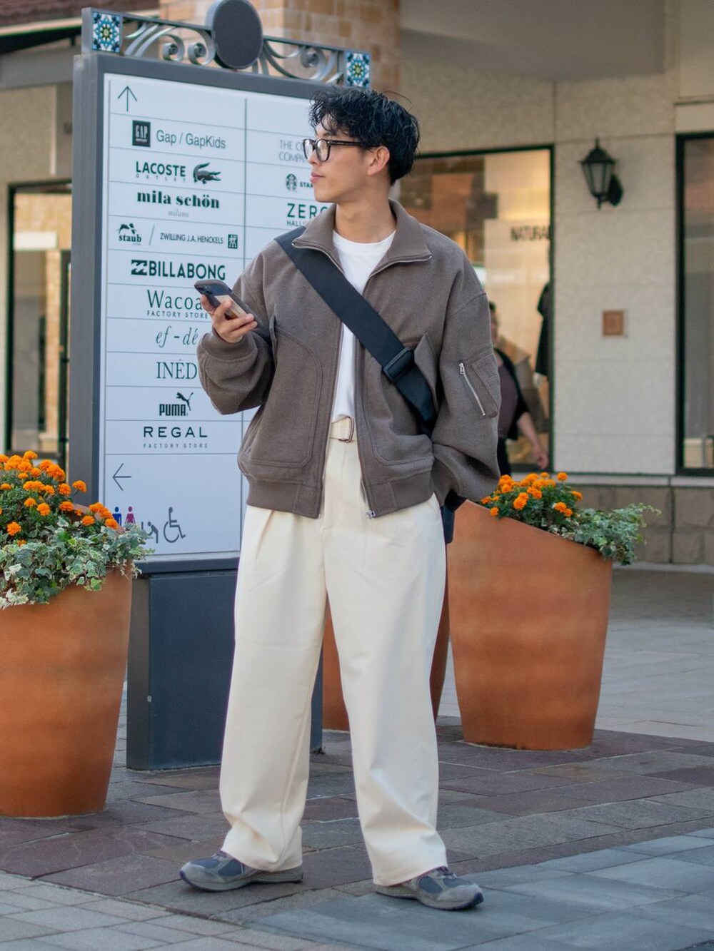 「低身長、低身長コーデ、niko and...、ニコアンド、ブルゾン、ハイネック、ショート丈、ワイドパンツ、白パンツ、ショルダーバッグ、ビッグシルエット、秋コーデ、スニーカー、New Balance、シティーボーイ」｜「niko and...のウーリーテックアーミーリブブルゾン（ブルゾン、ブラウン系）」を使った、ぜっきーさん（メンズ・165cm）の秋コーディネートの6枚目の写真
